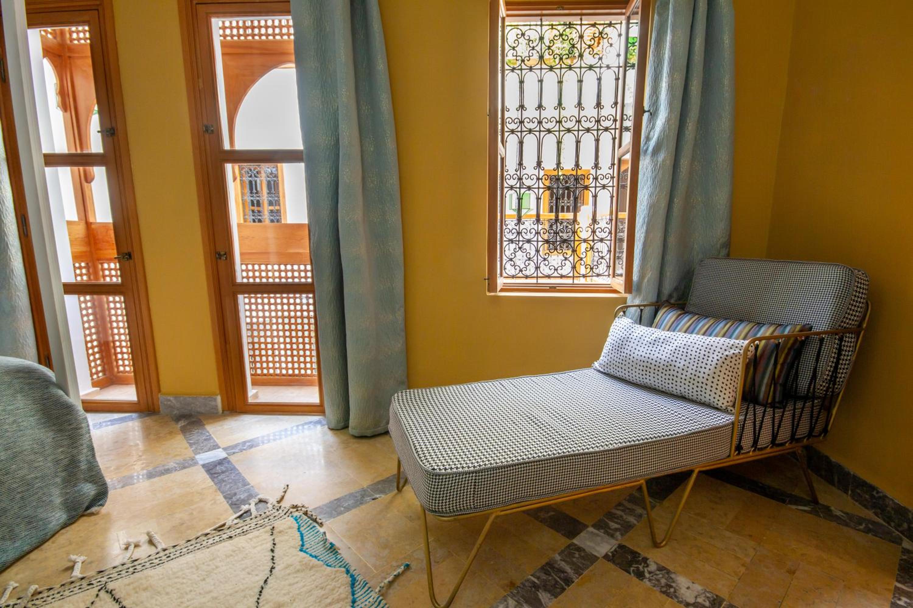 Deluxe King Room - Photo 6