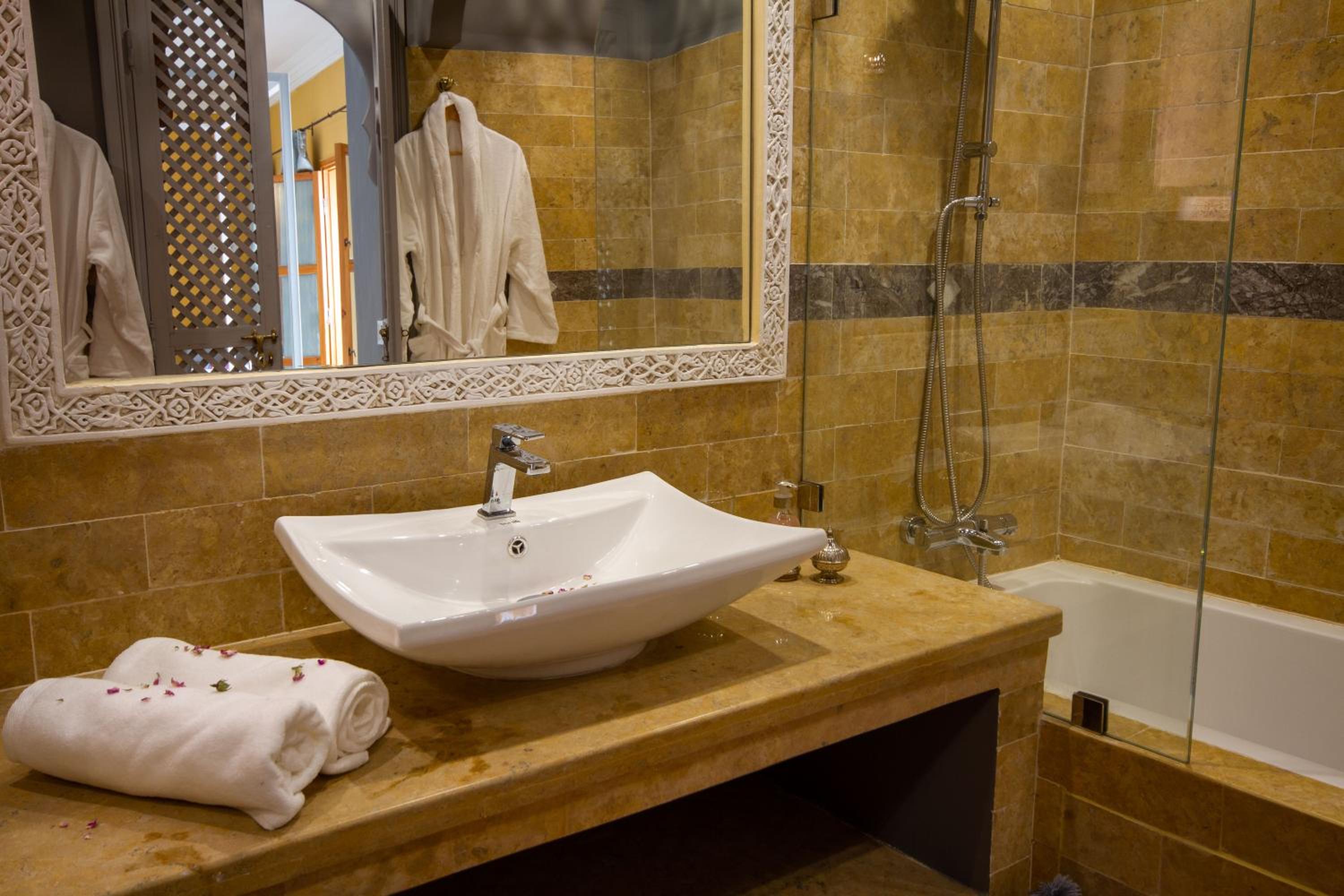 Deluxe King Room - Photo 10