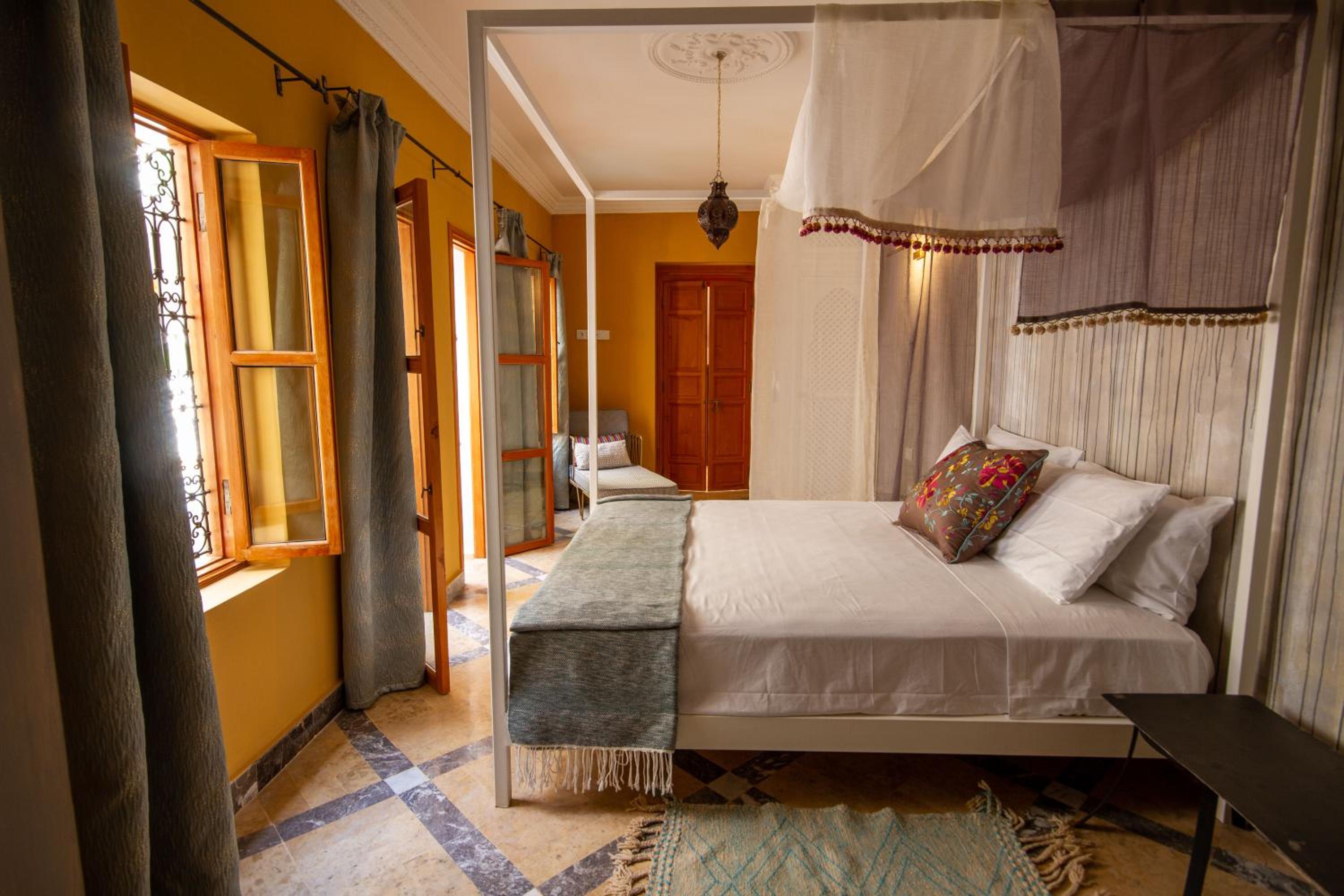 Deluxe King Room - Photo 4