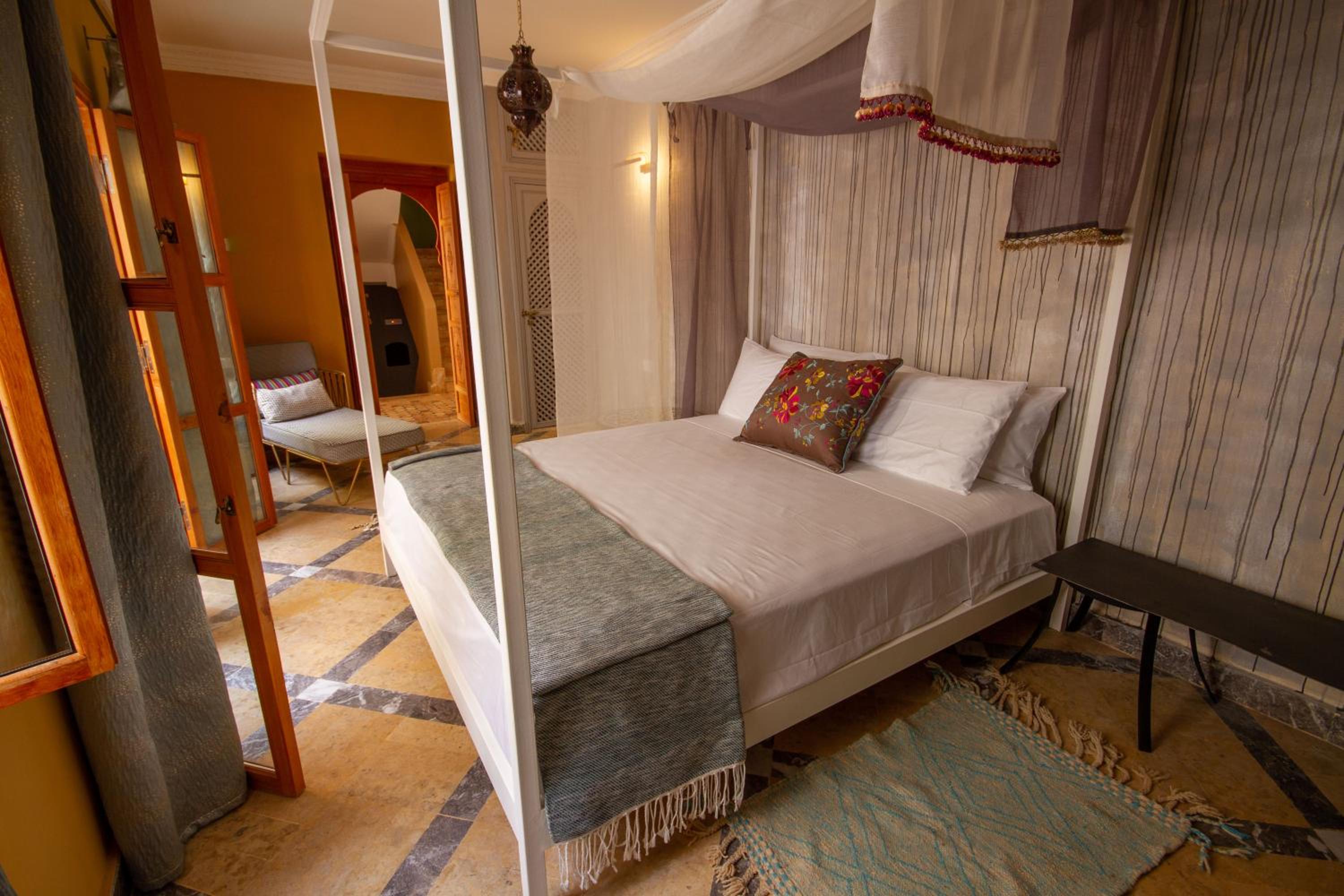 Deluxe King Room - Photo 12