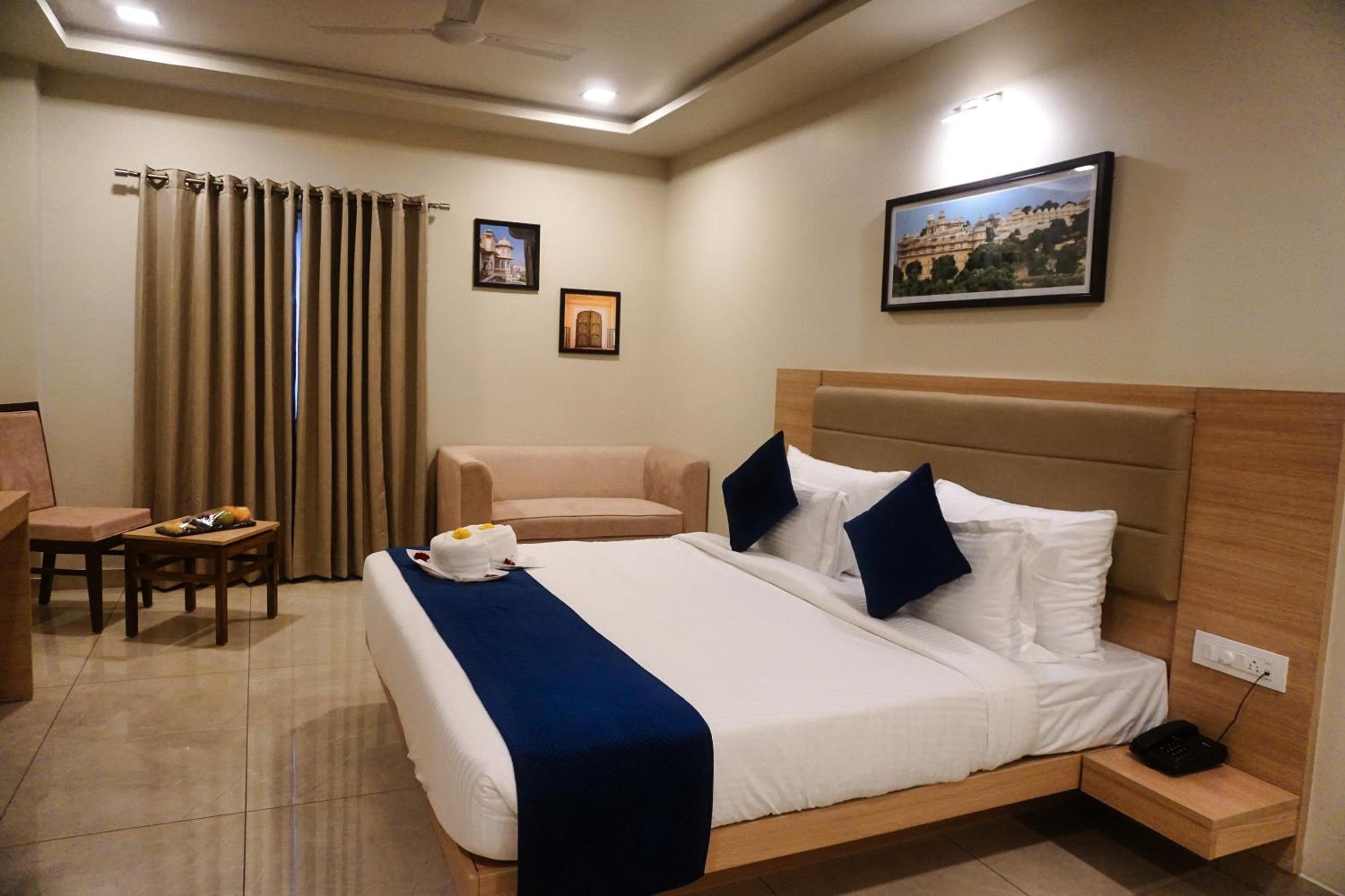 King Room: 15% off on F&B and Laundry, Early check-in upto 3 hrs