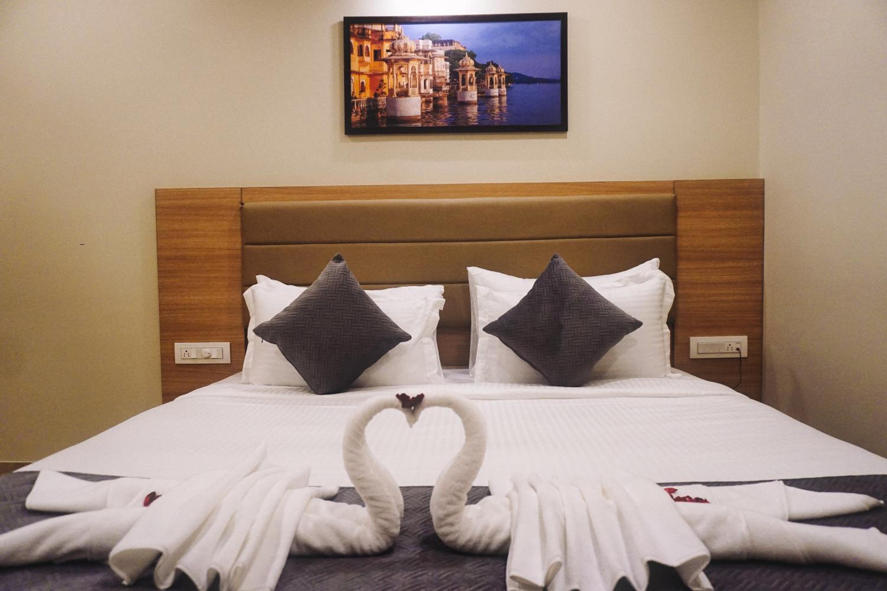 Deluxe Room: 15% off on F&B and Laundry, Early check-in upto 3 hrs
