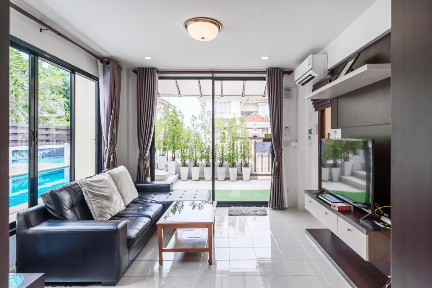 Villa - Photo 2