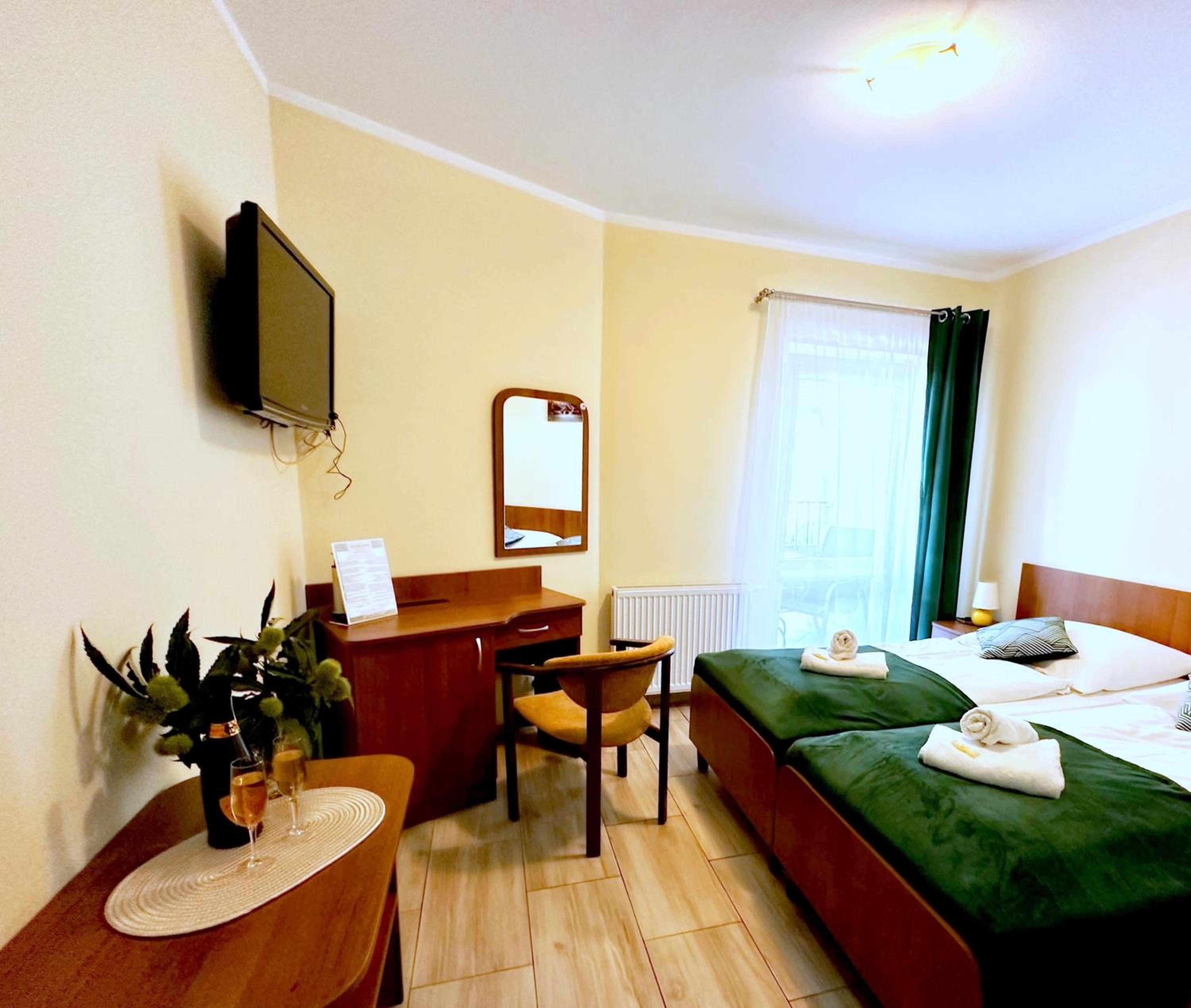 Double Room with Balcony - Photo 12