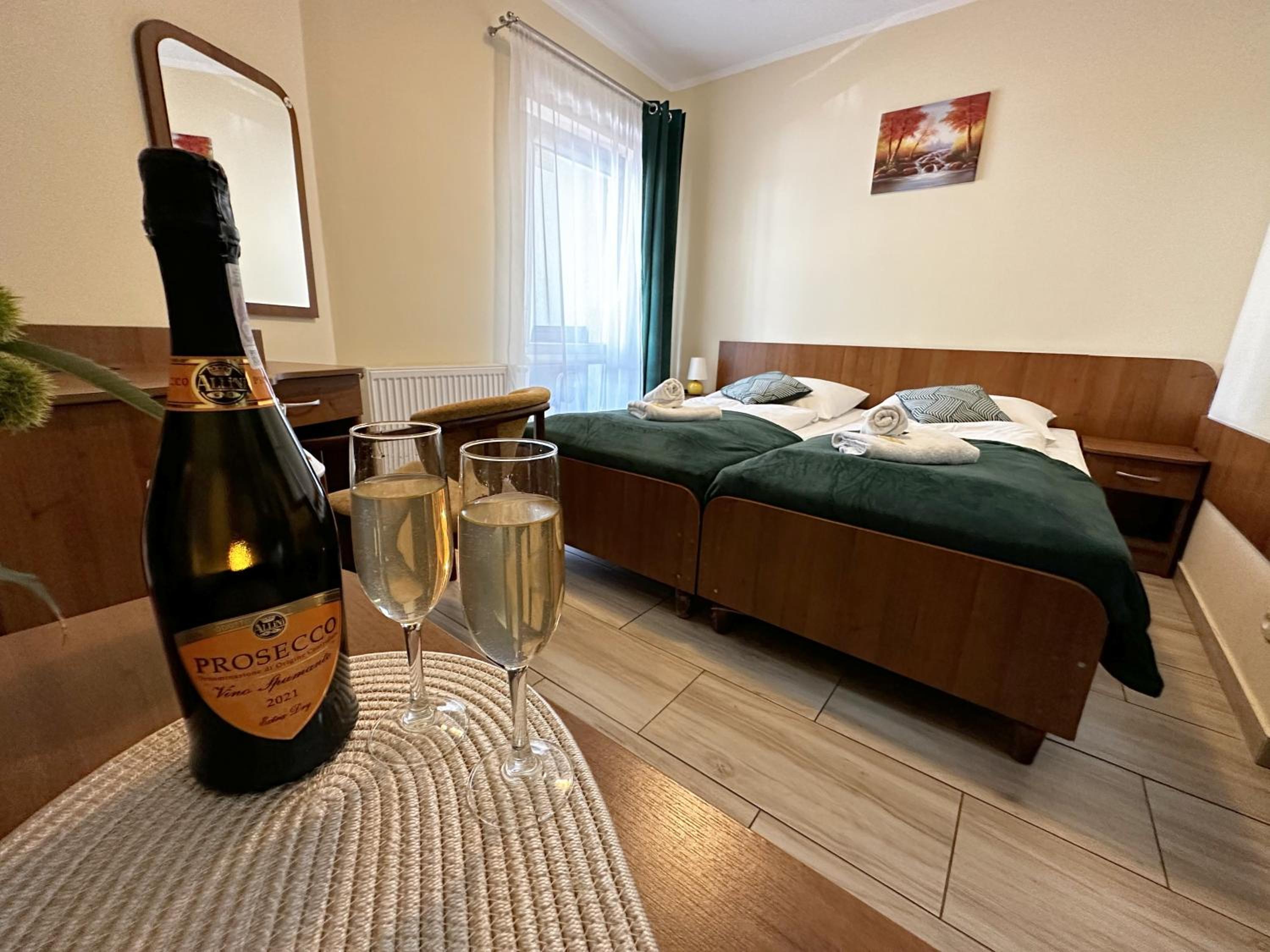 Double Room with Balcony - Photo 13