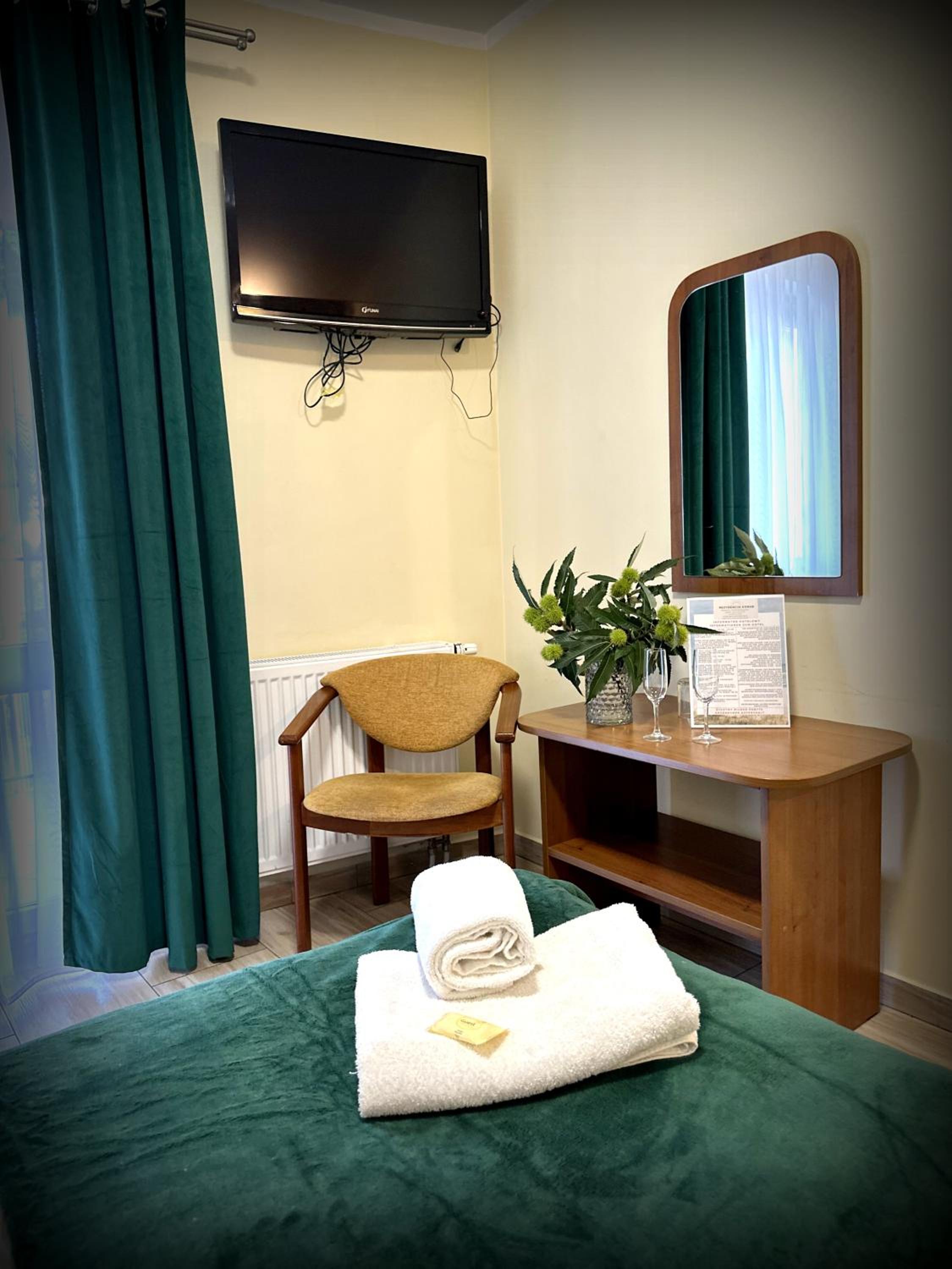 Standard Twin Room with Sofa - Photo 5