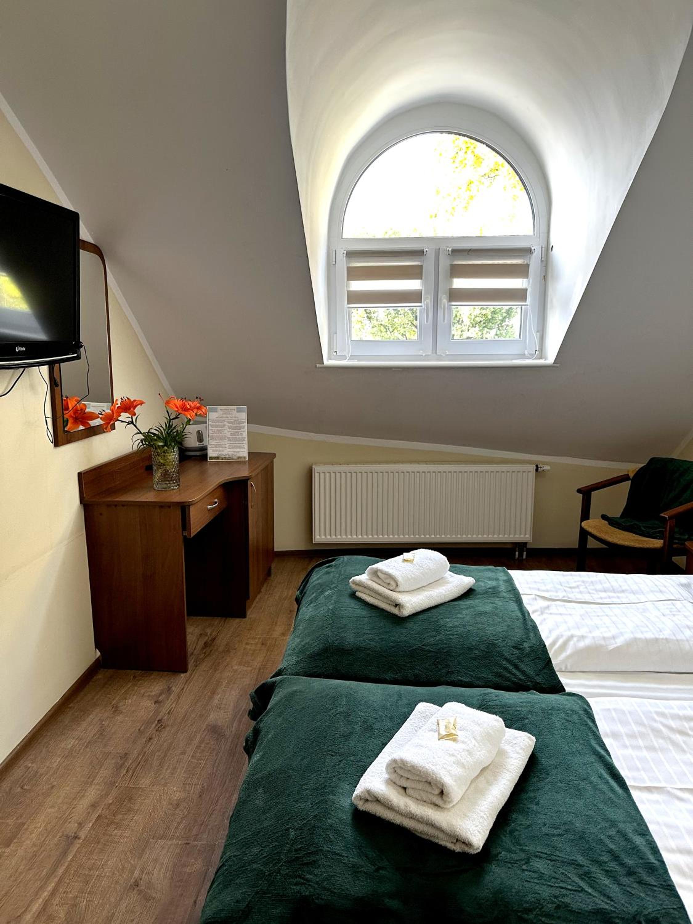 Economy Twin Room without Balcony - Attic - Photo 7