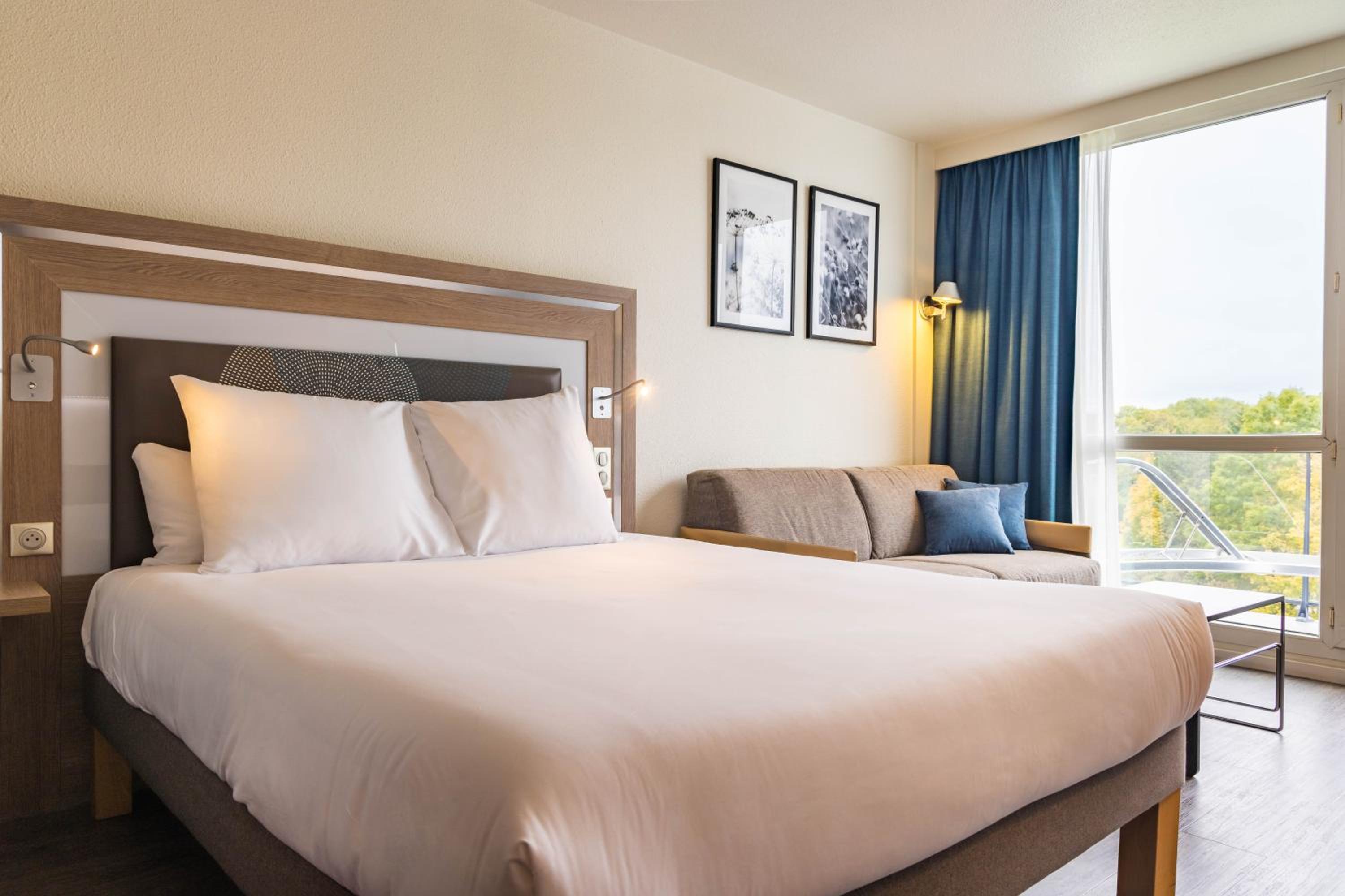 Standard Double Room with Sofa Bed and Balcony - Photo 7