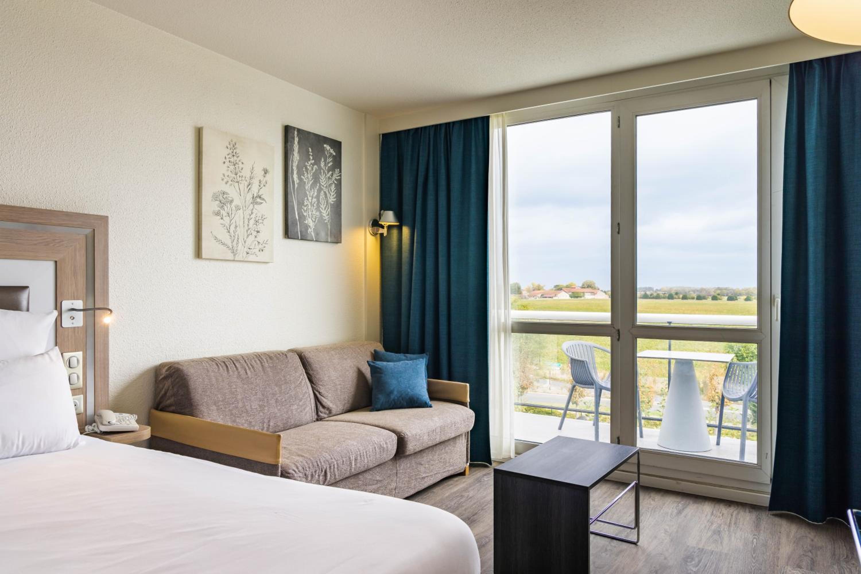 Superior Double Room with Sofa Bed and Golf Course View - Photo 7