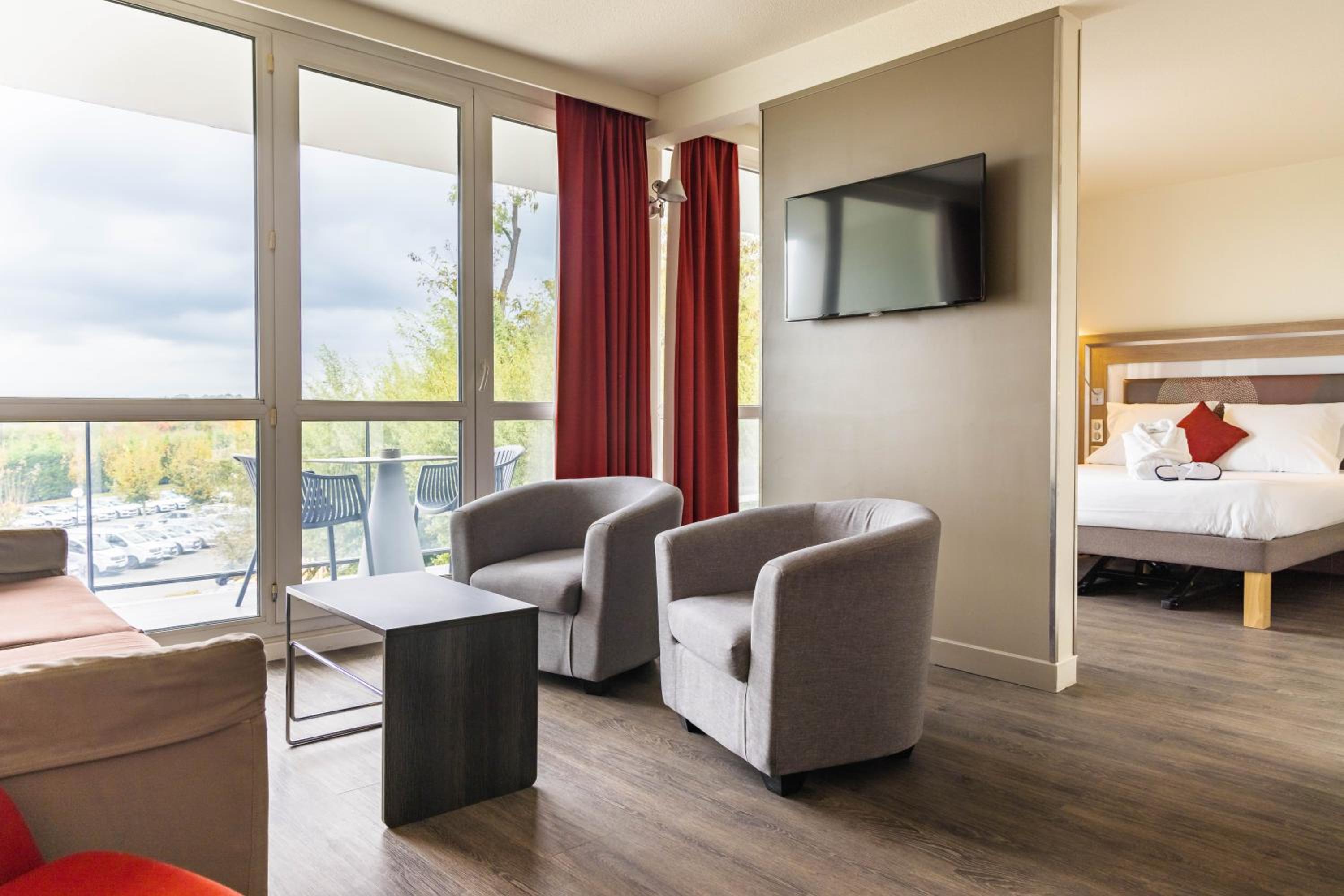 Suite with Double Bed and Balcony - Photo 13