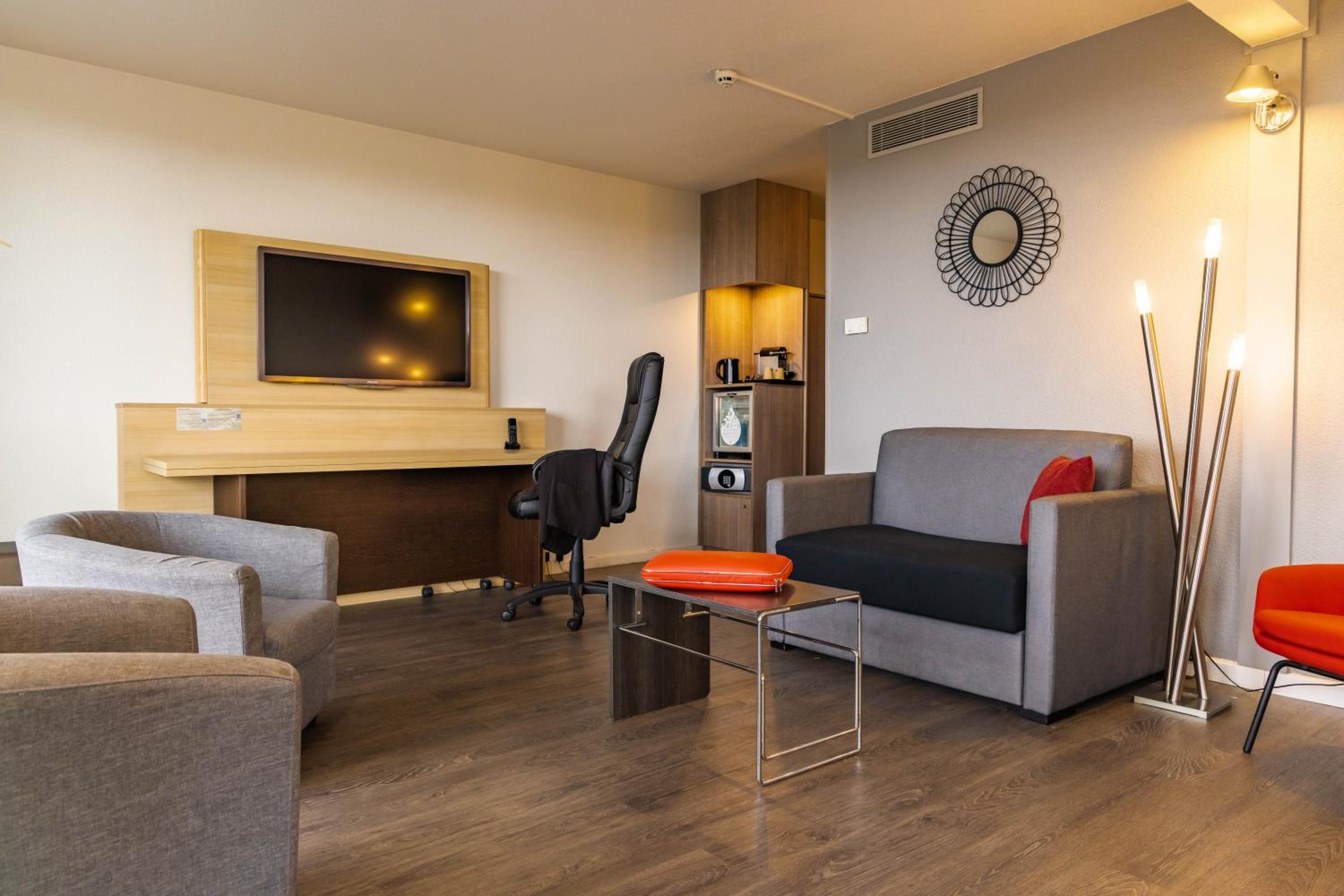 Suite with Double Bed and Balcony - Photo 12