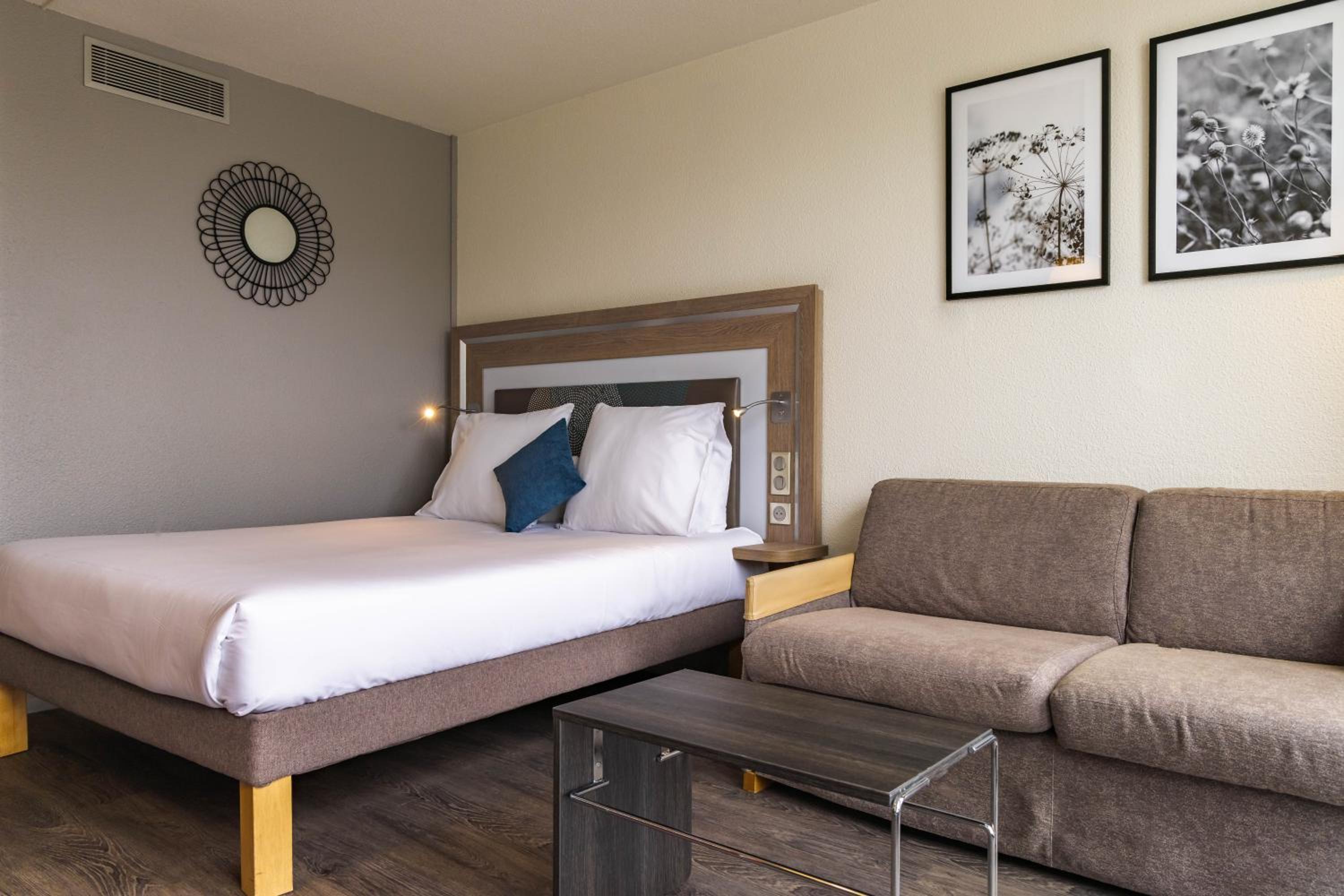 Superior Double Room with Sofa Bed and Golf Course View - Photo 10