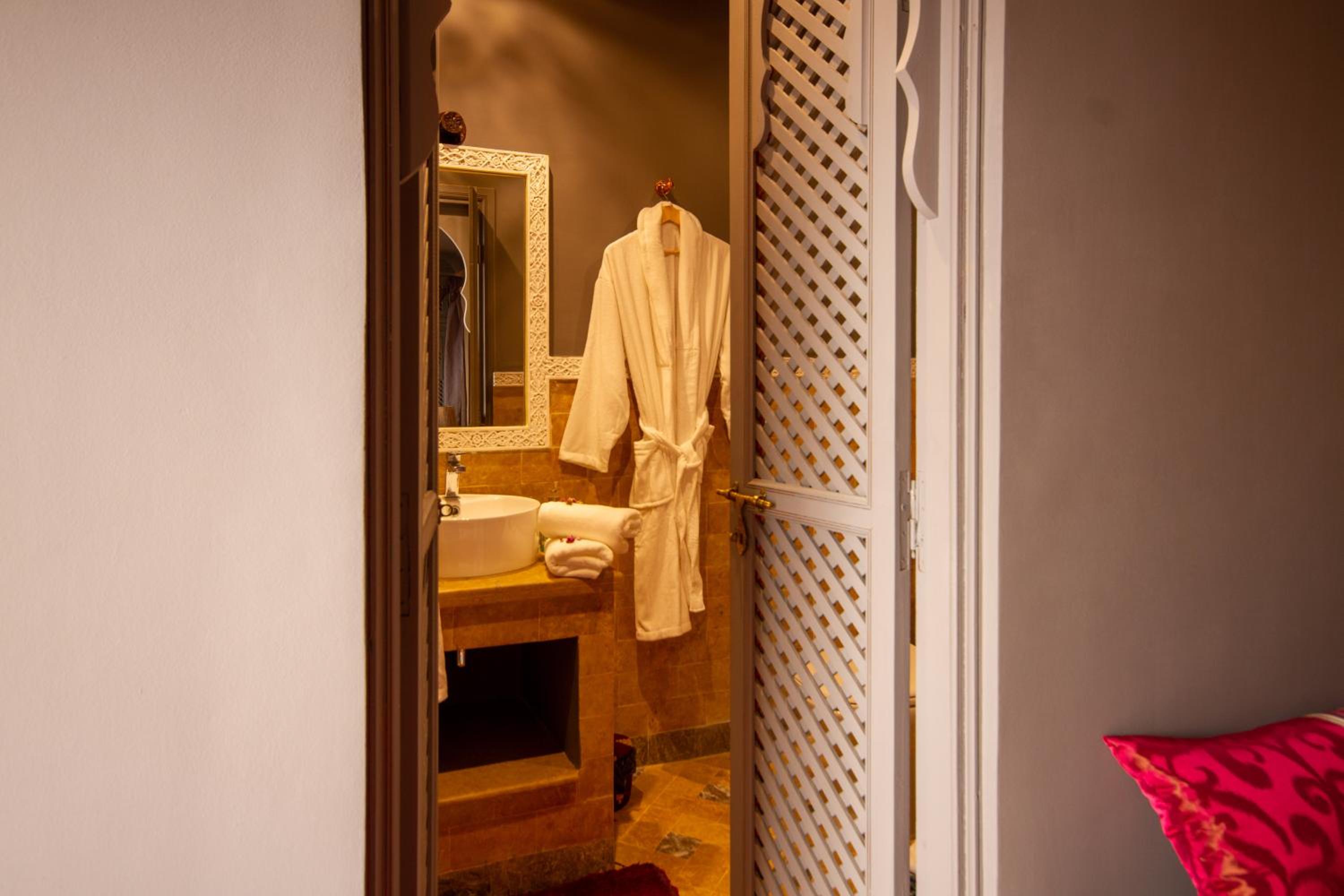 Deluxe Triple Room - Photo 12