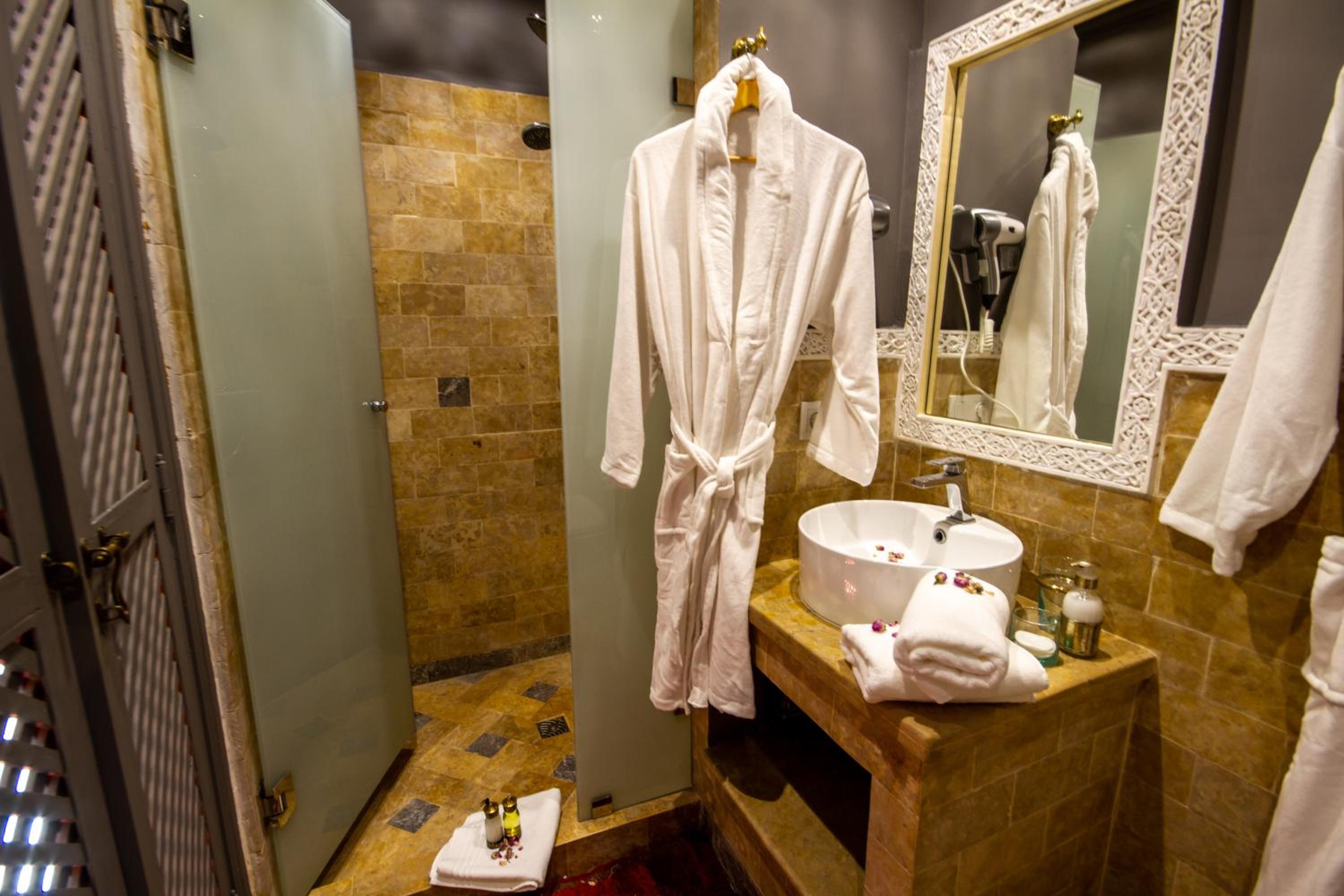 Deluxe Triple Room - Photo 13