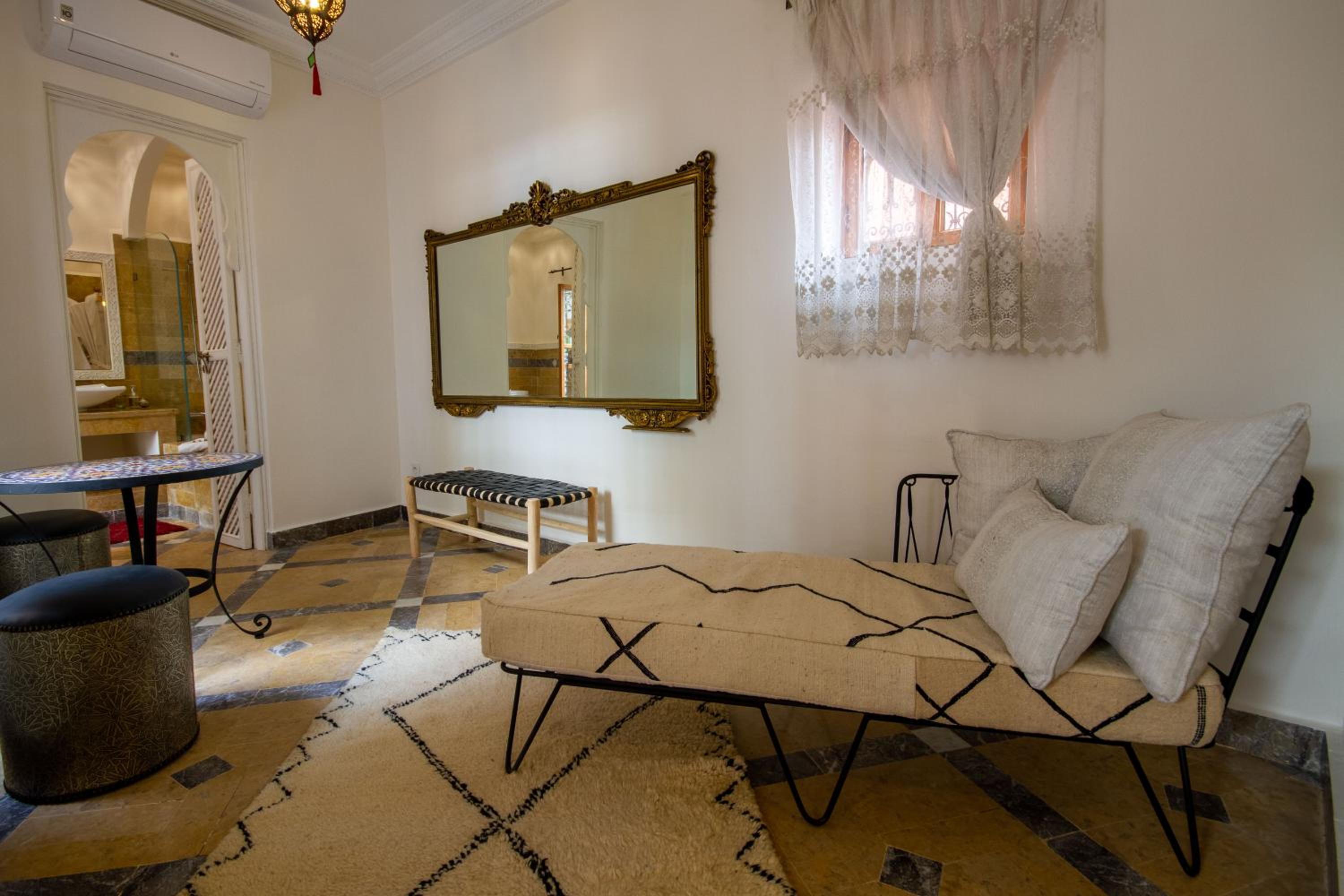 Deluxe Suite - Photo 5