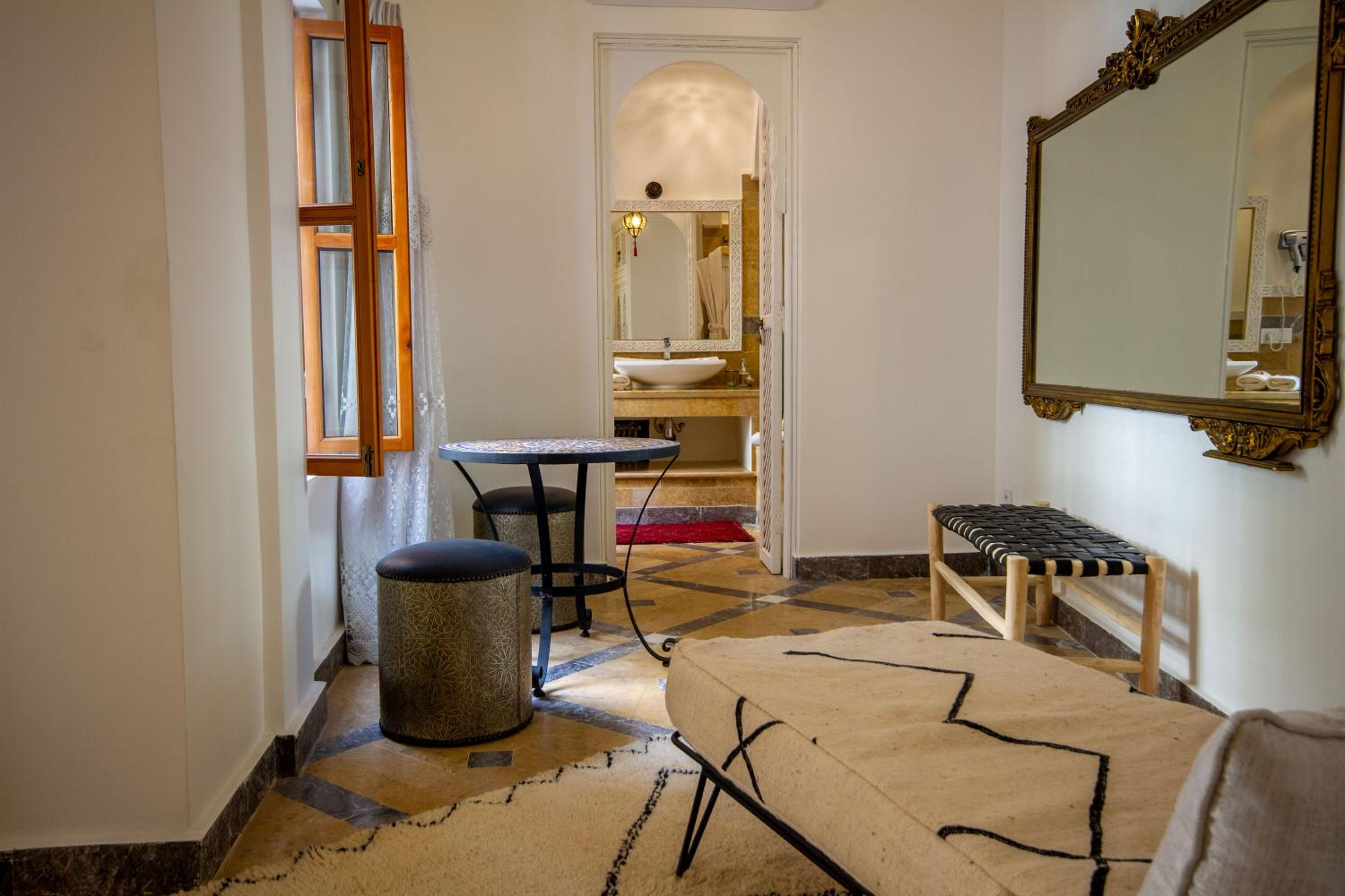 Deluxe Suite - Photo 7