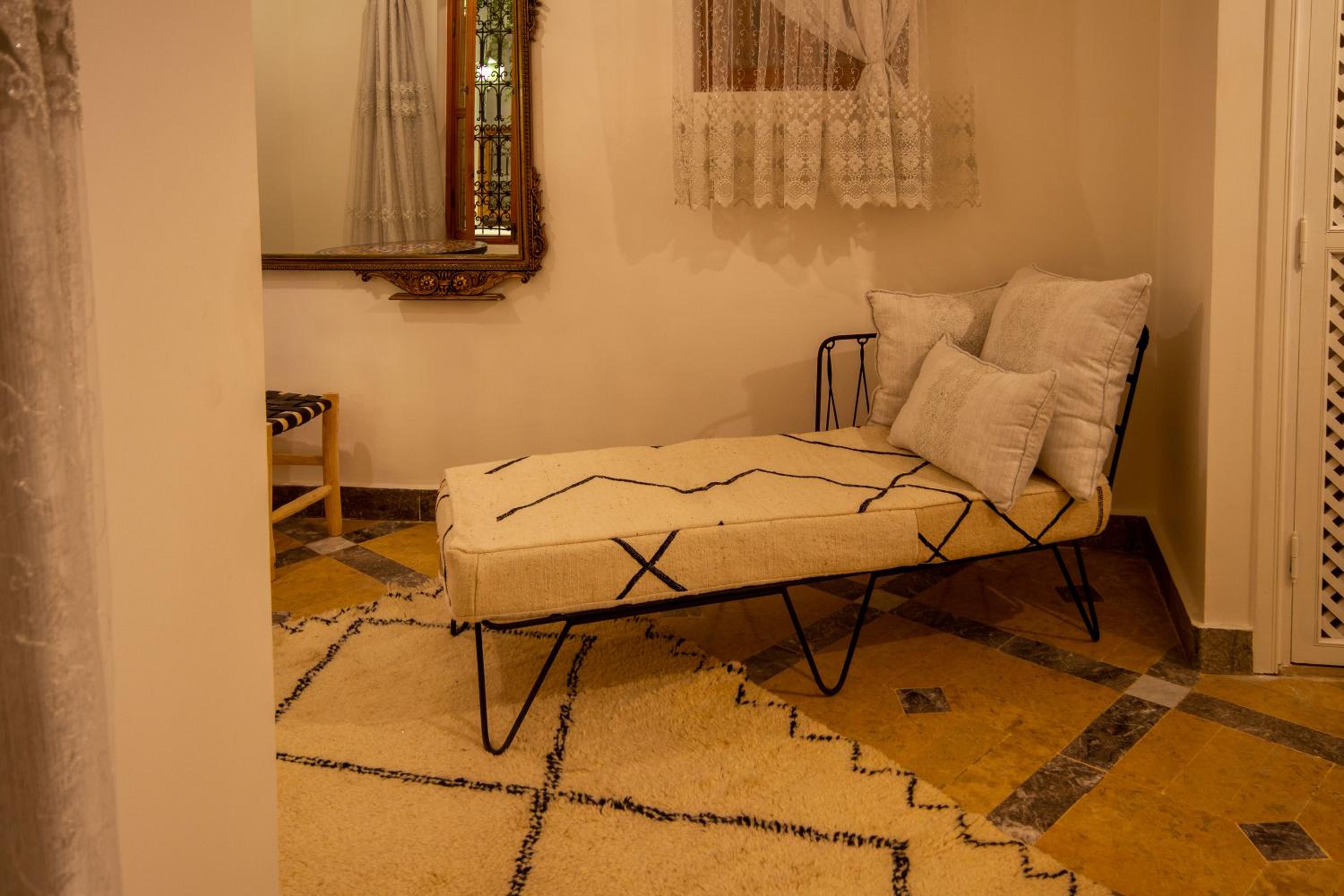 Deluxe Suite - Photo 6