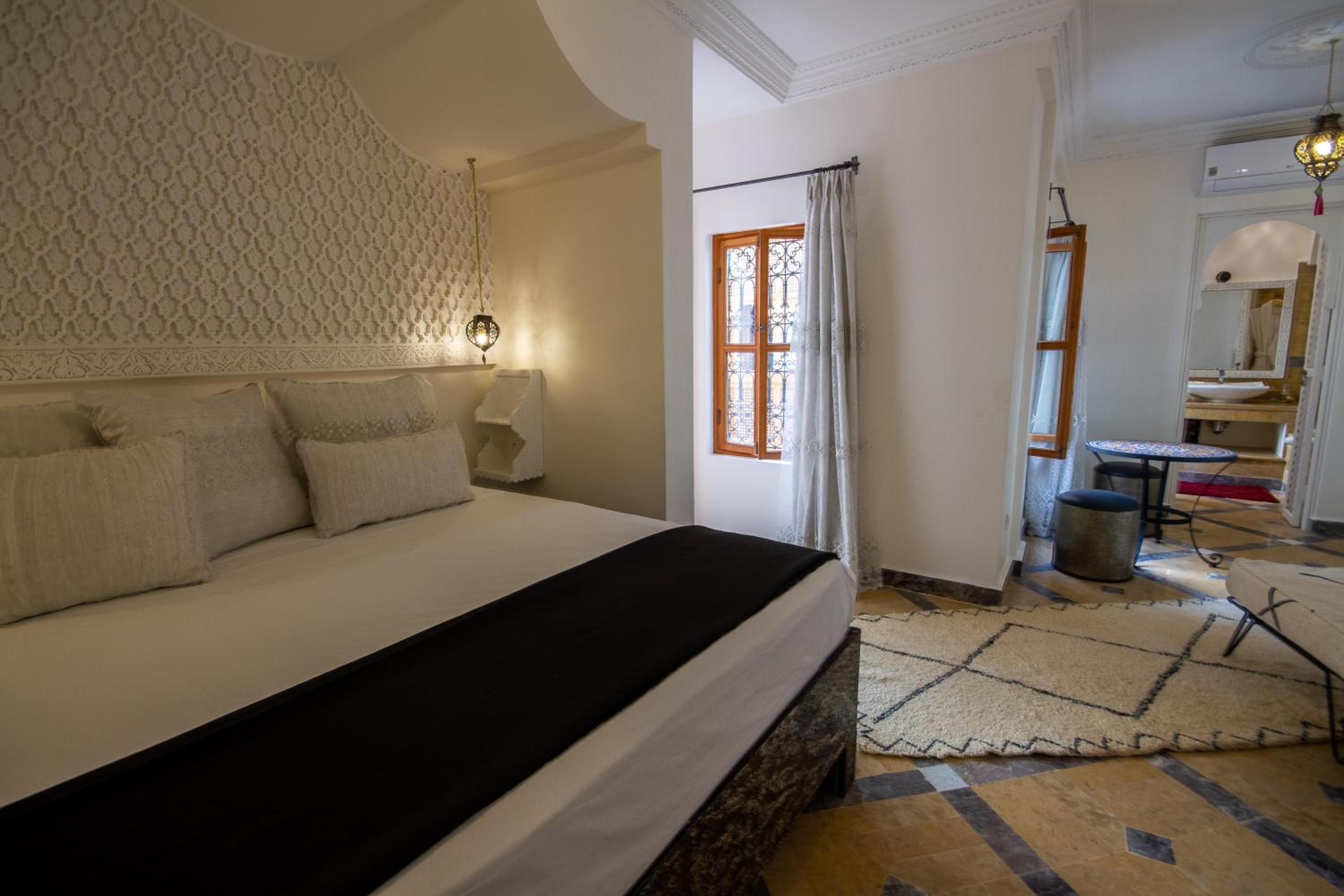 Deluxe Suite - Photo 13