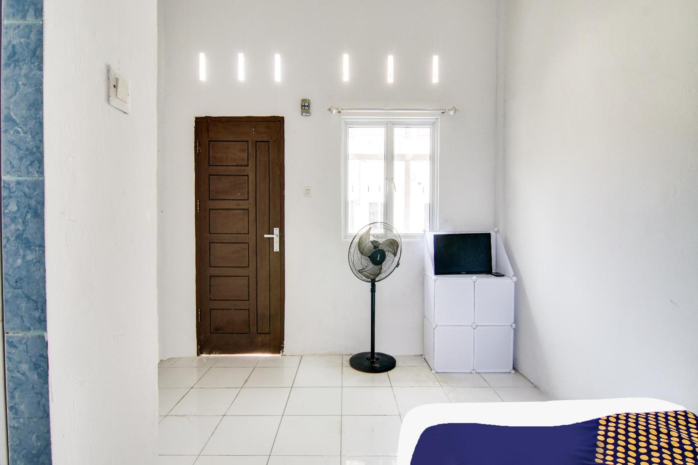 Budget Double Room - Photo 14