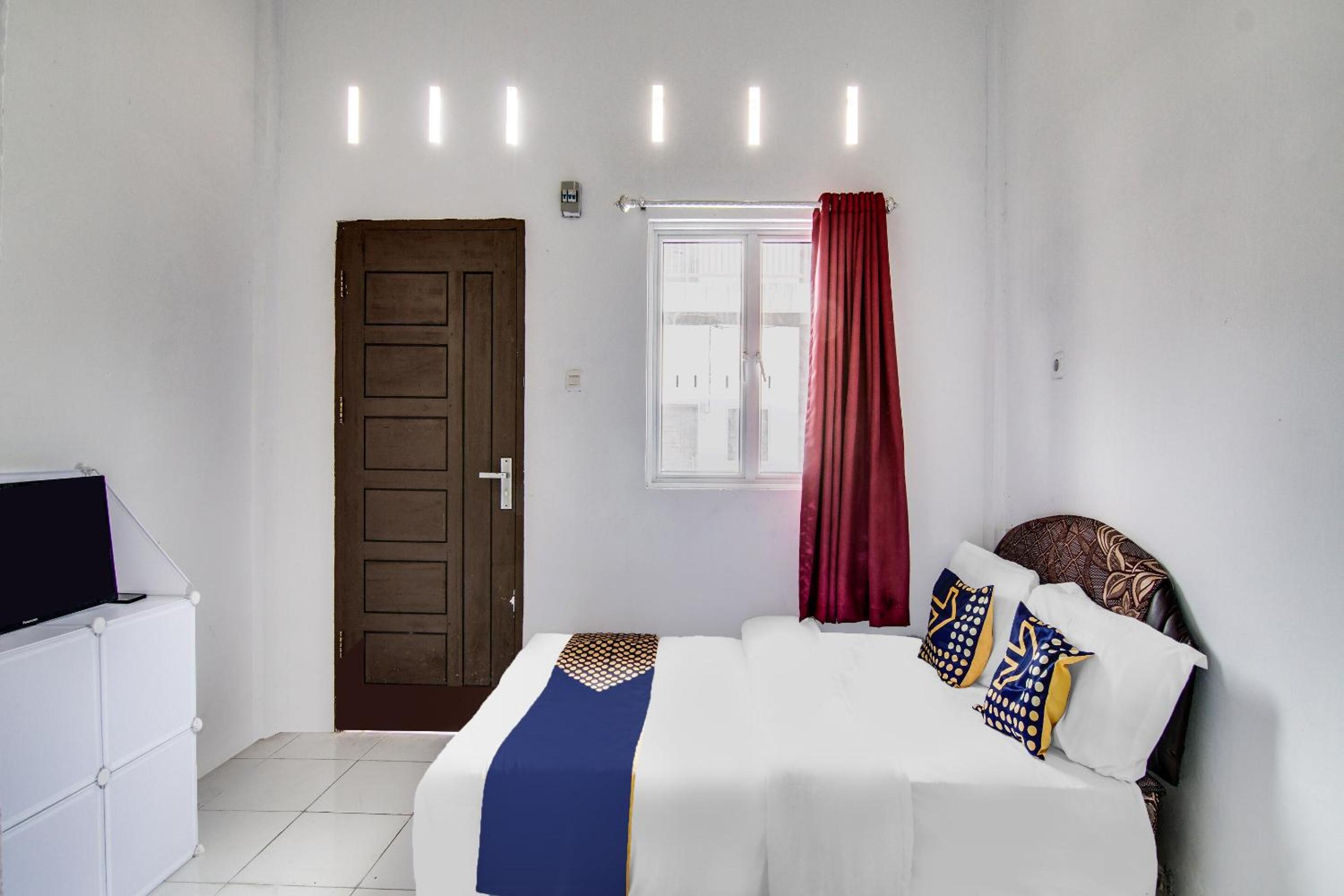 Budget Double Room - Photo 13