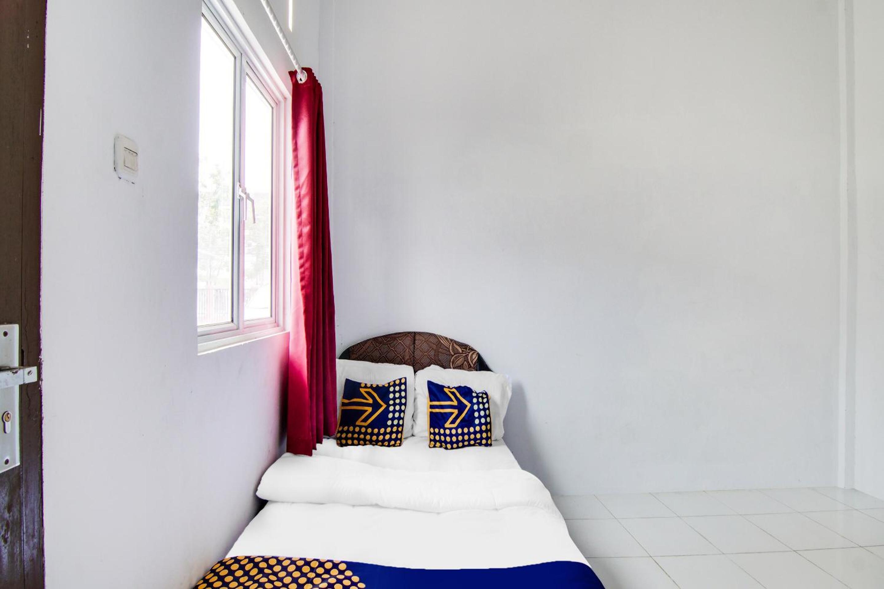Budget Double Room - Photo 12