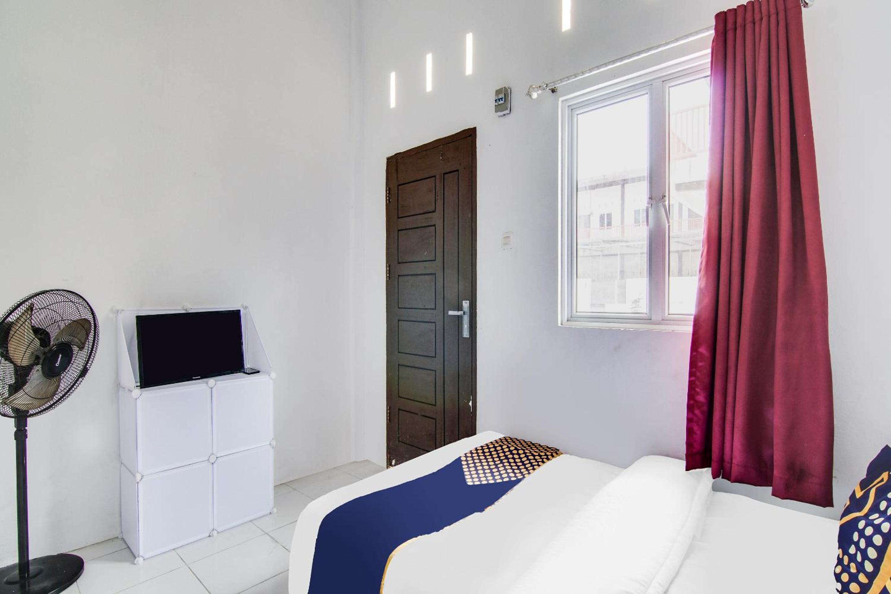 Budget Double Room - Photo 11