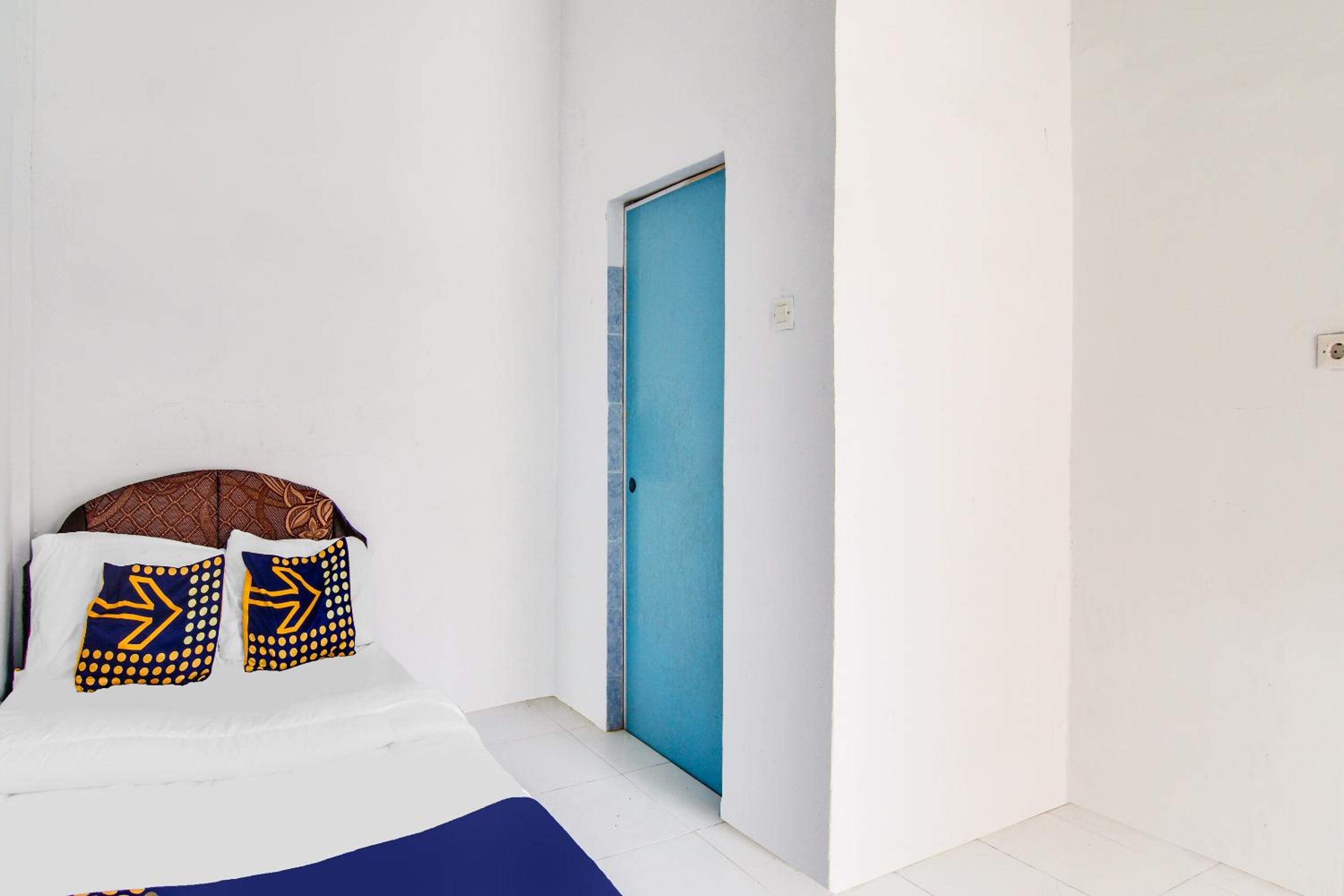Budget Double Room - Photo 10