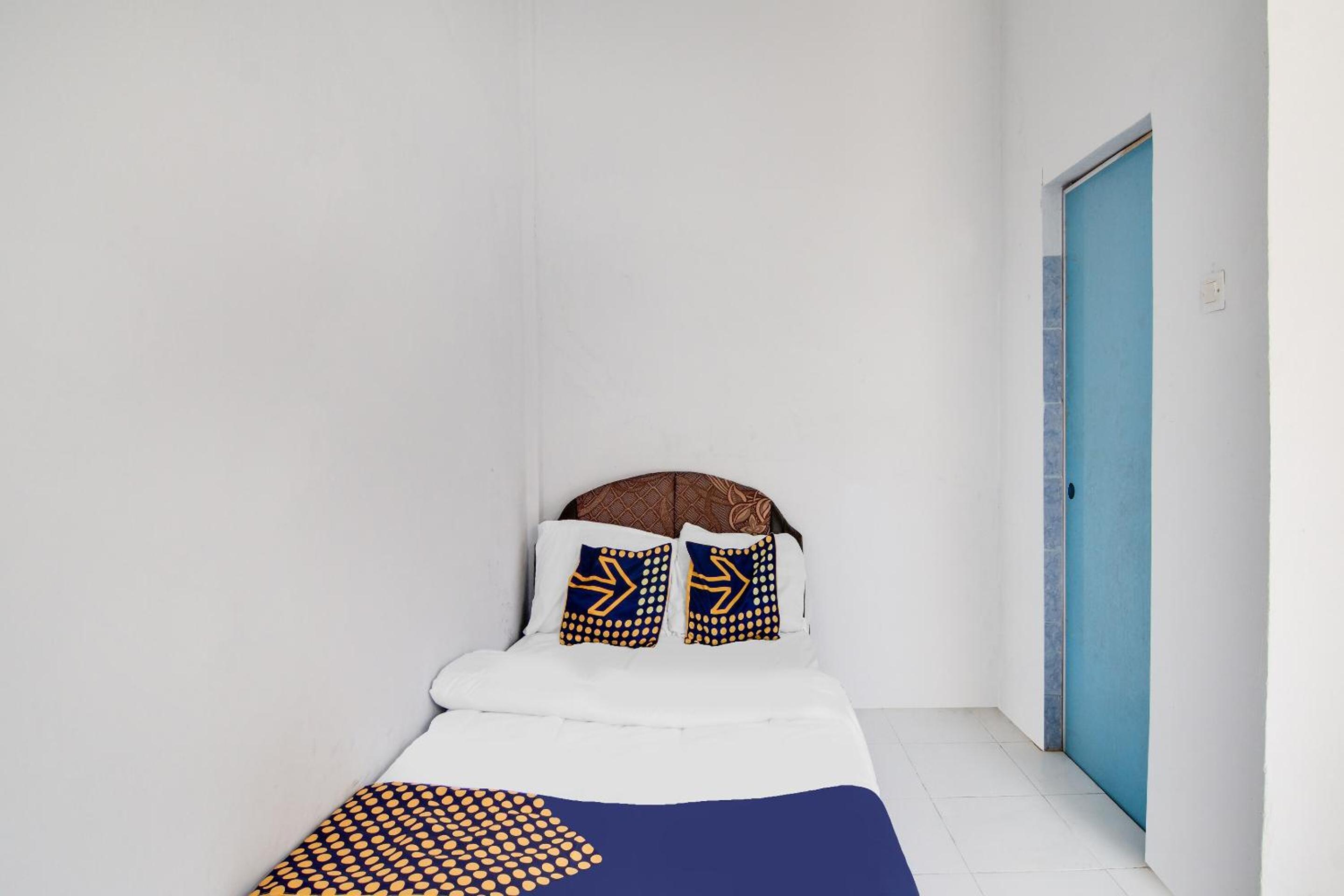 Budget Double Room - Photo 16