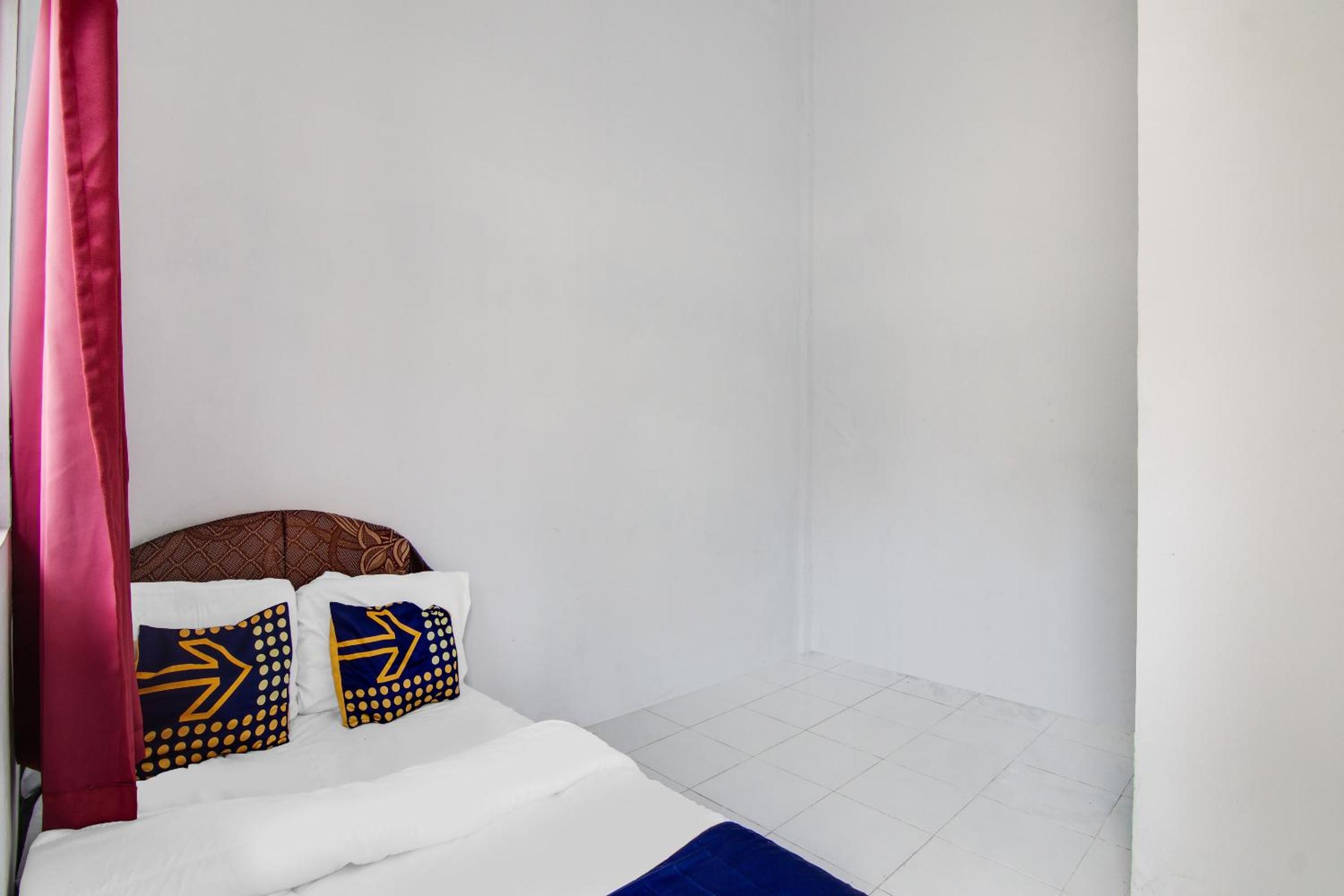 Budget Double Room - Photo 7