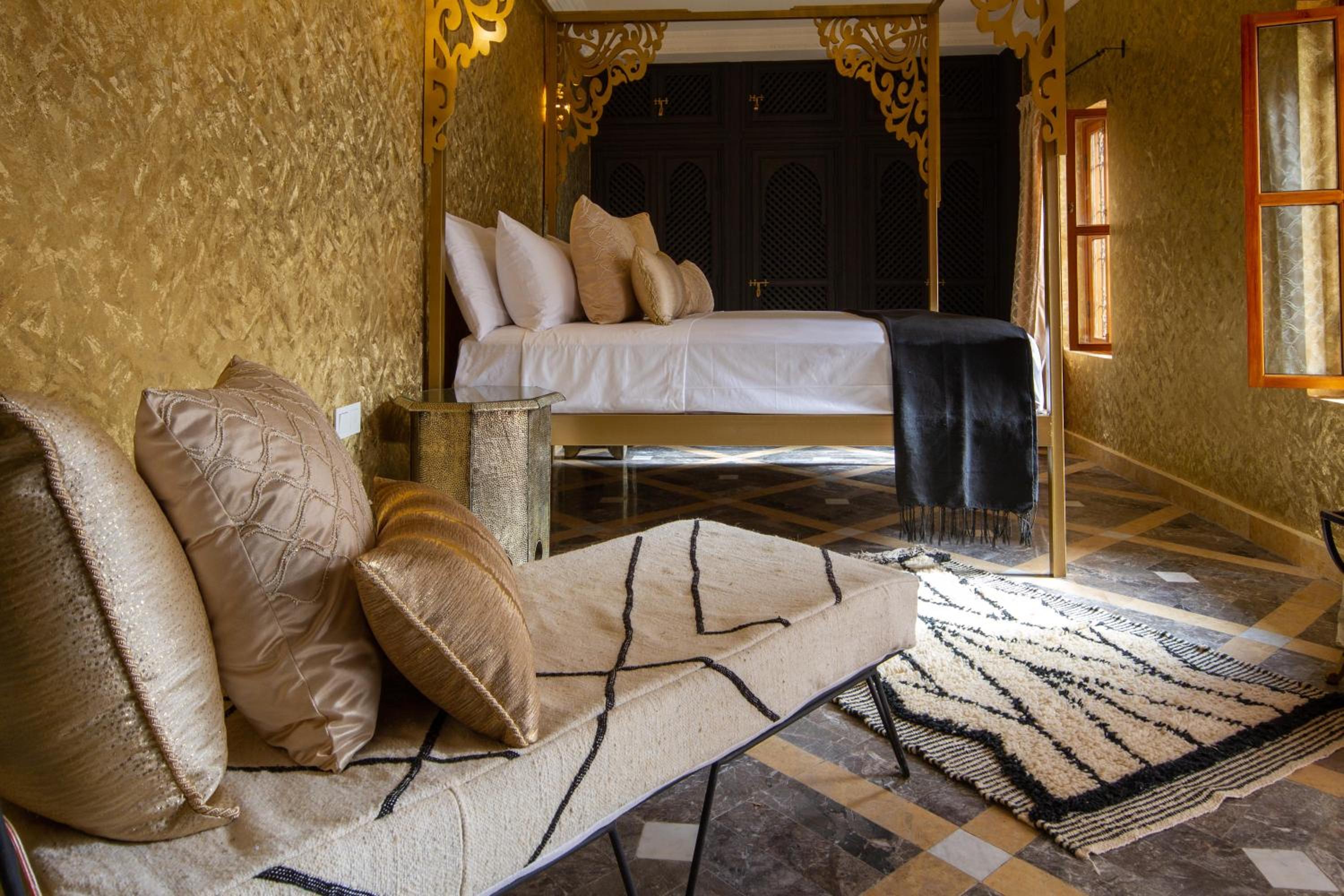 Deluxe King Suite - Photo 2