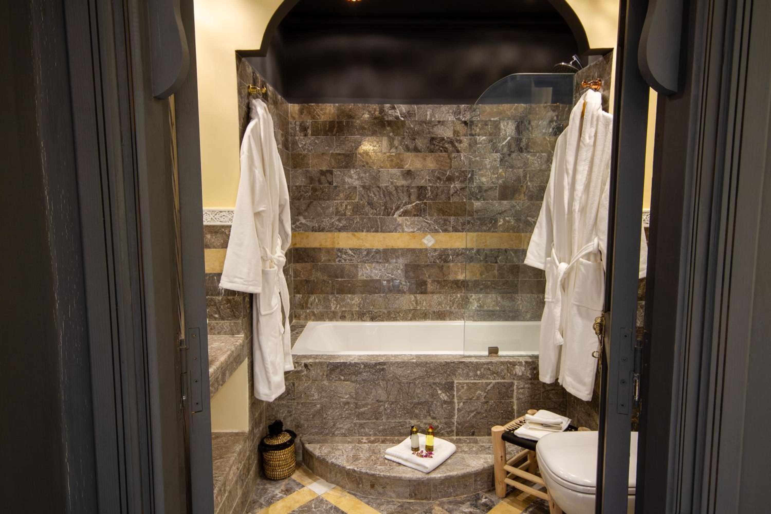 Deluxe King Suite - Photo 4