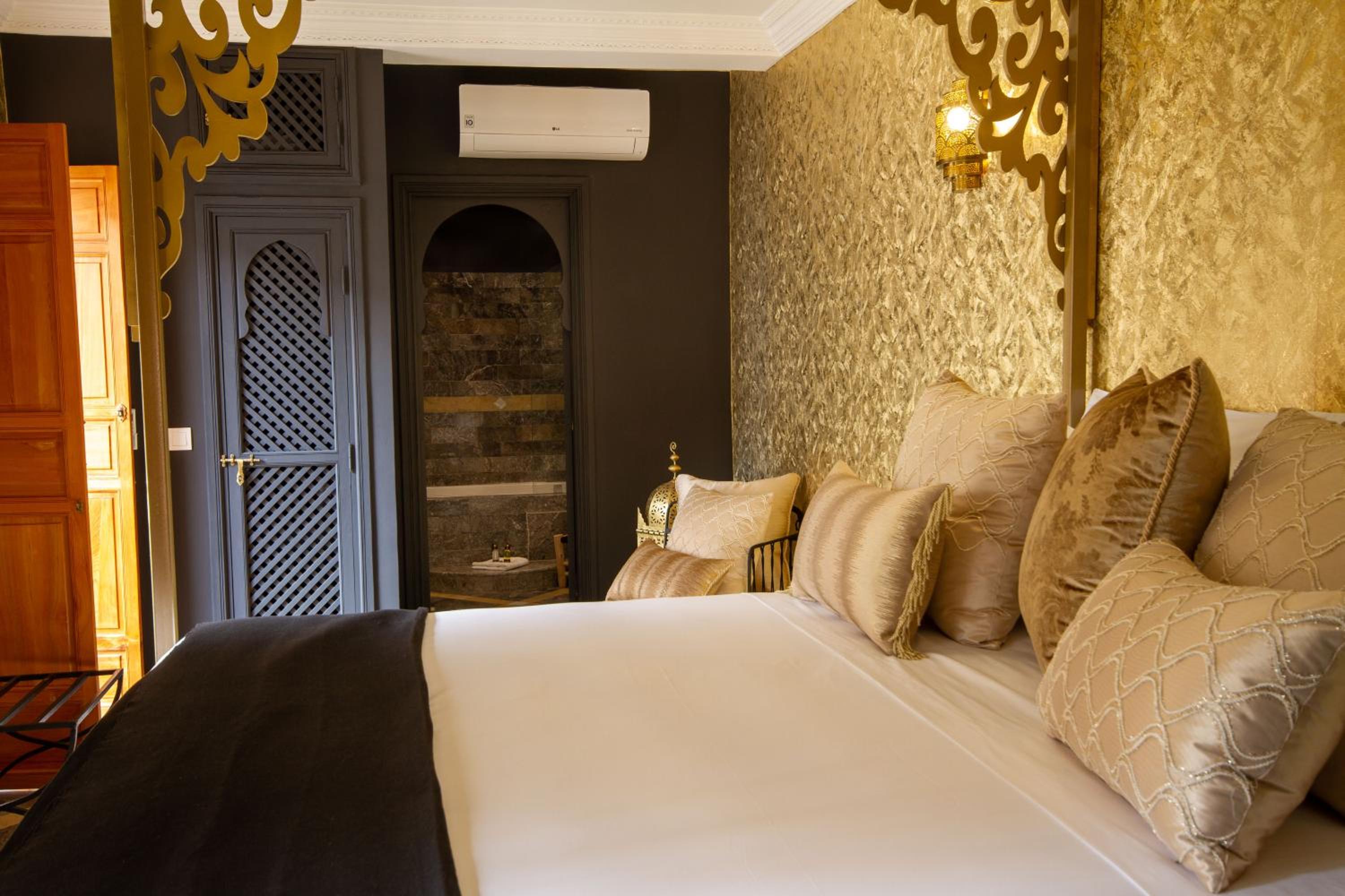Deluxe King Suite - Photo 1
