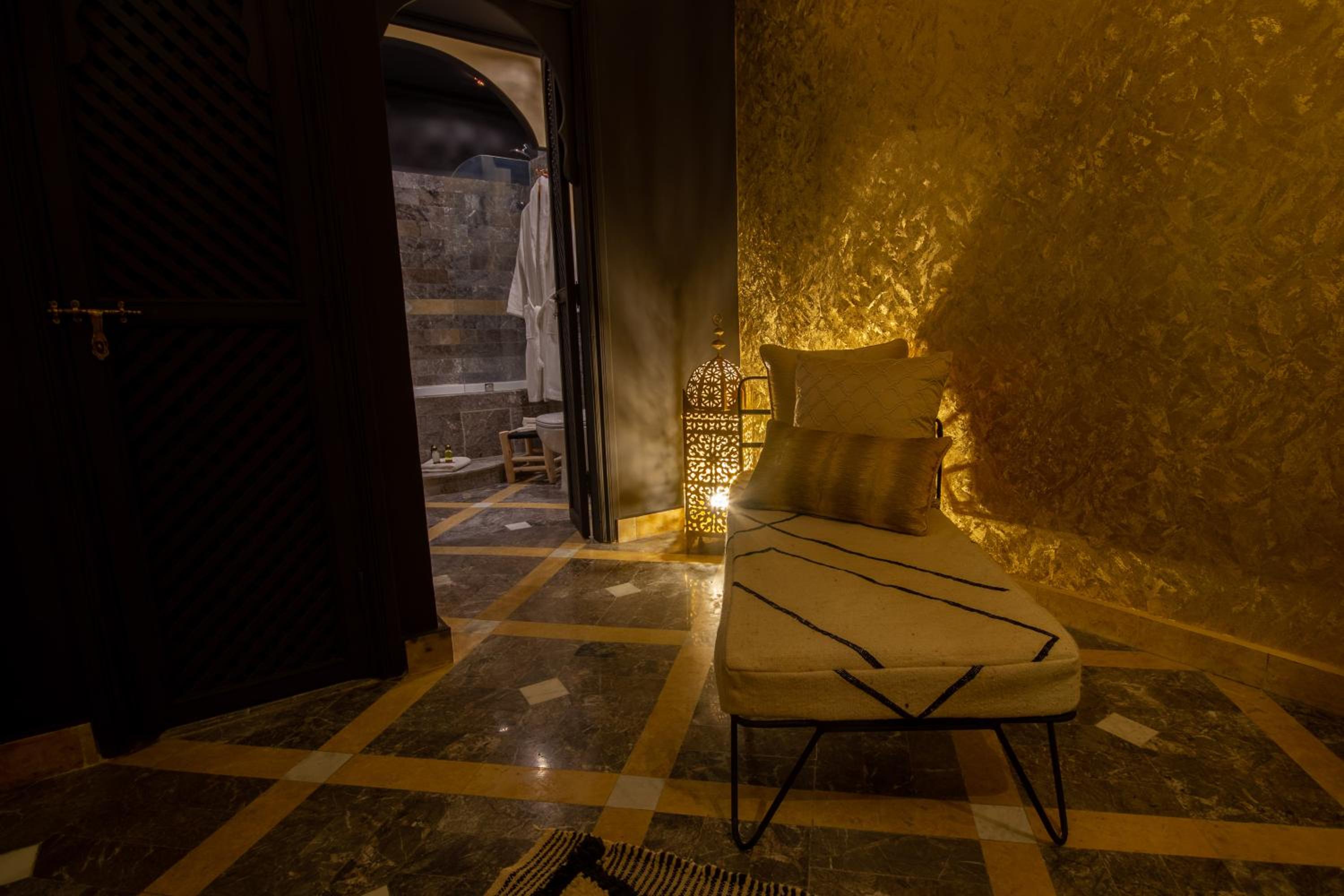 Deluxe King Suite - Photo 10