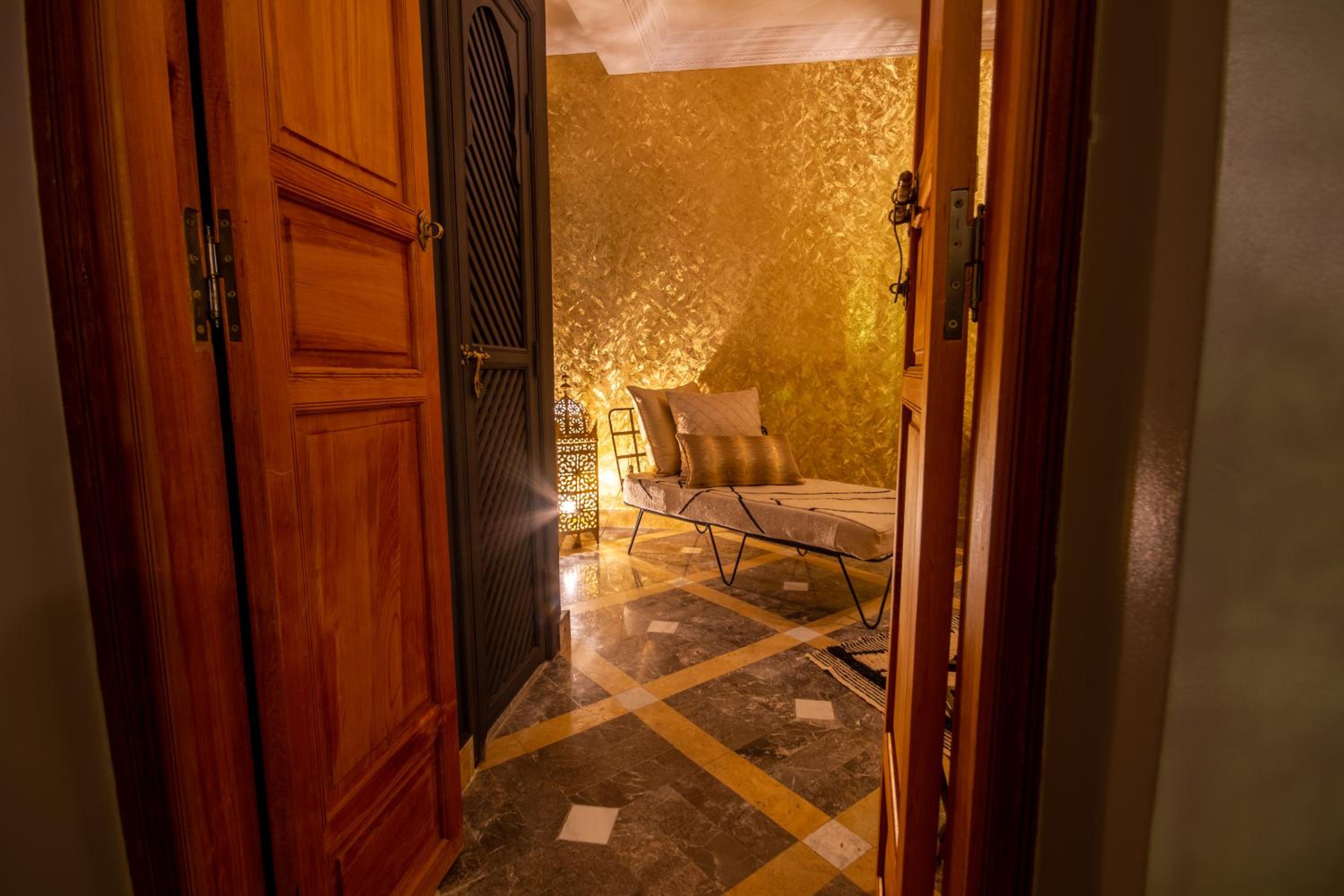 Deluxe King Suite - Photo 9