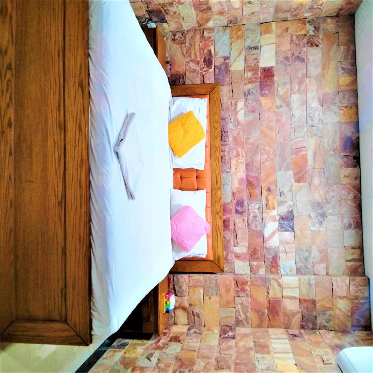 Standard King Room photo 3