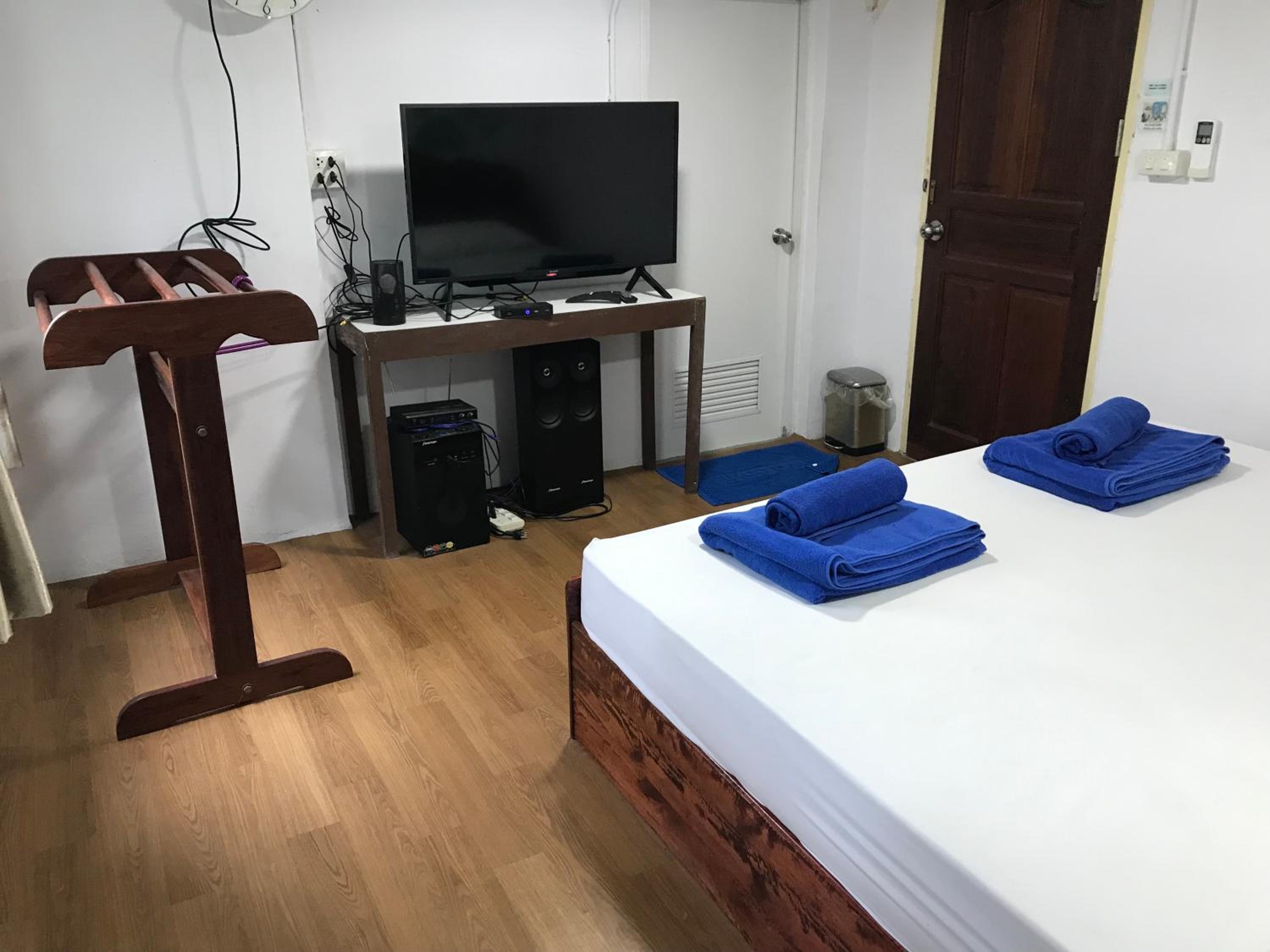 Double Room with Private Bathroom - Photo 2
