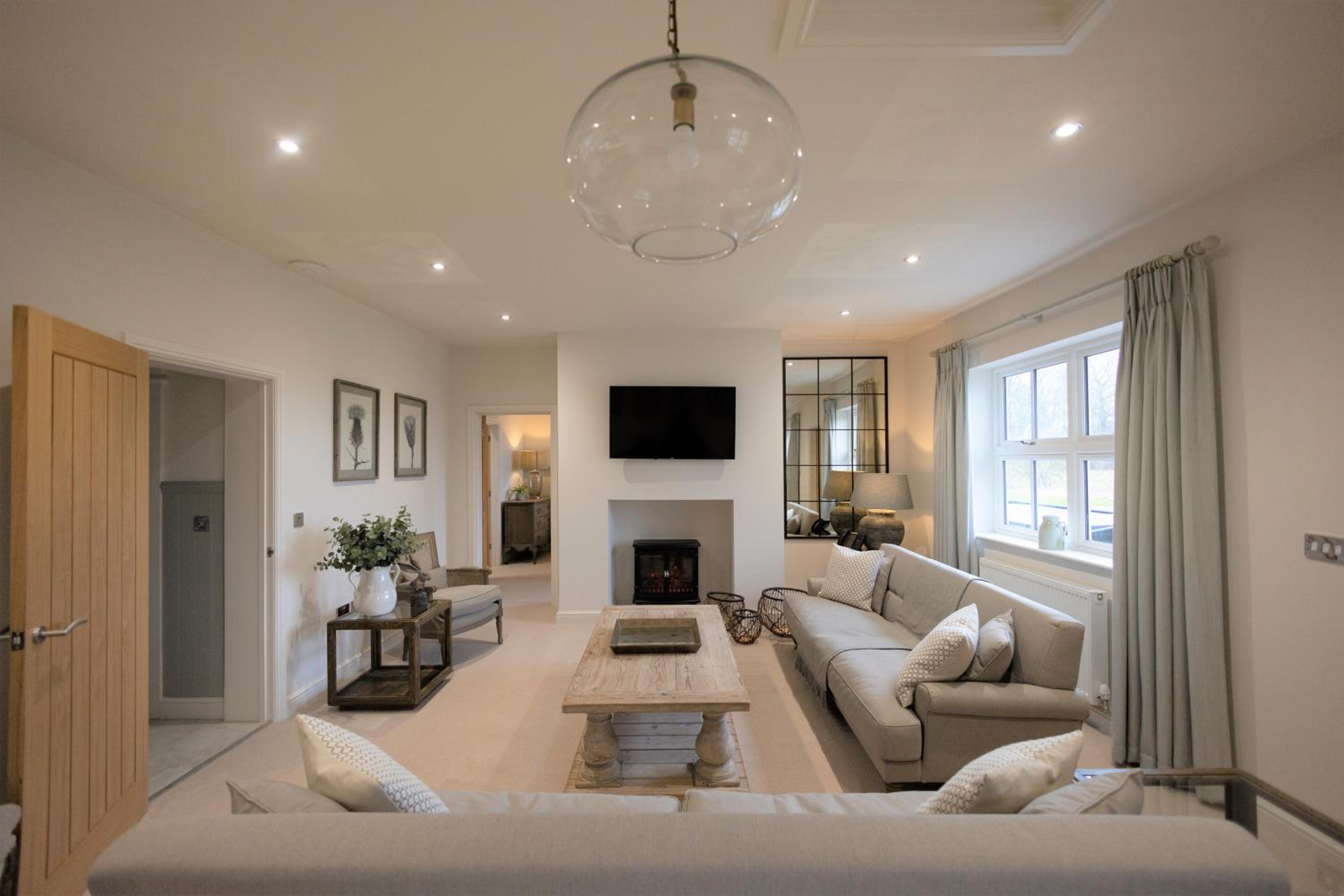 Five-Bedroom House photo 1