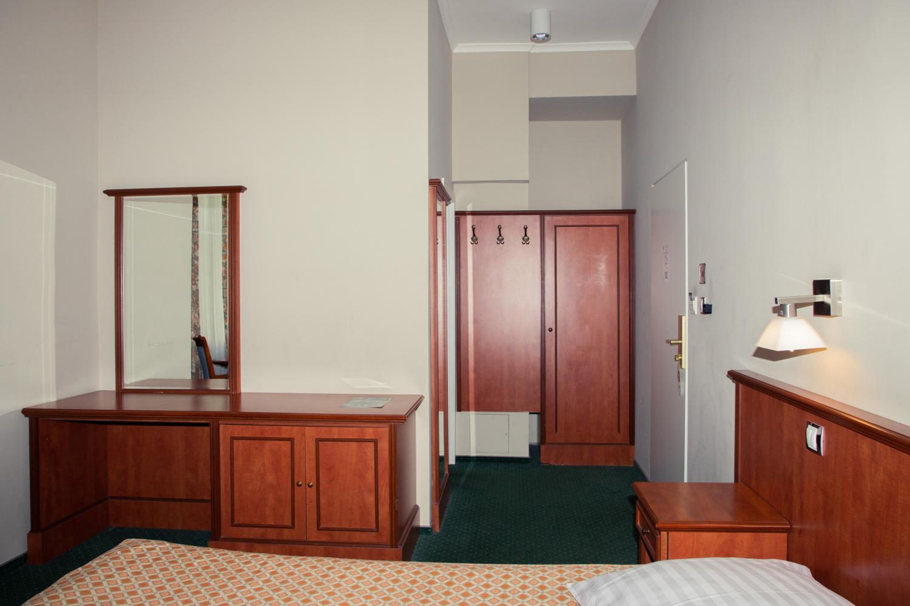 Double or Twin Room thumbnail 5