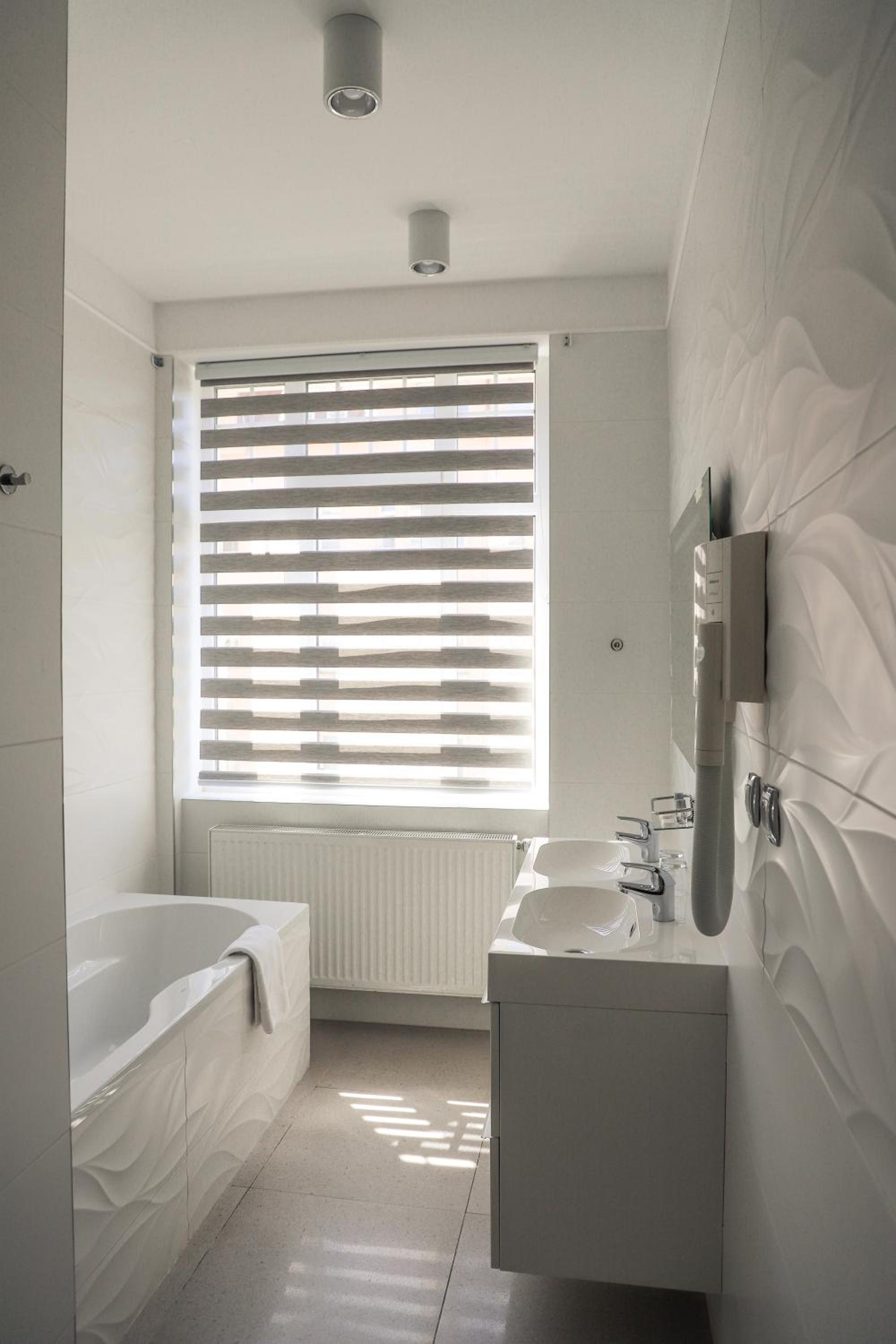 Deluxe Double Room with Bath thumbnail 5