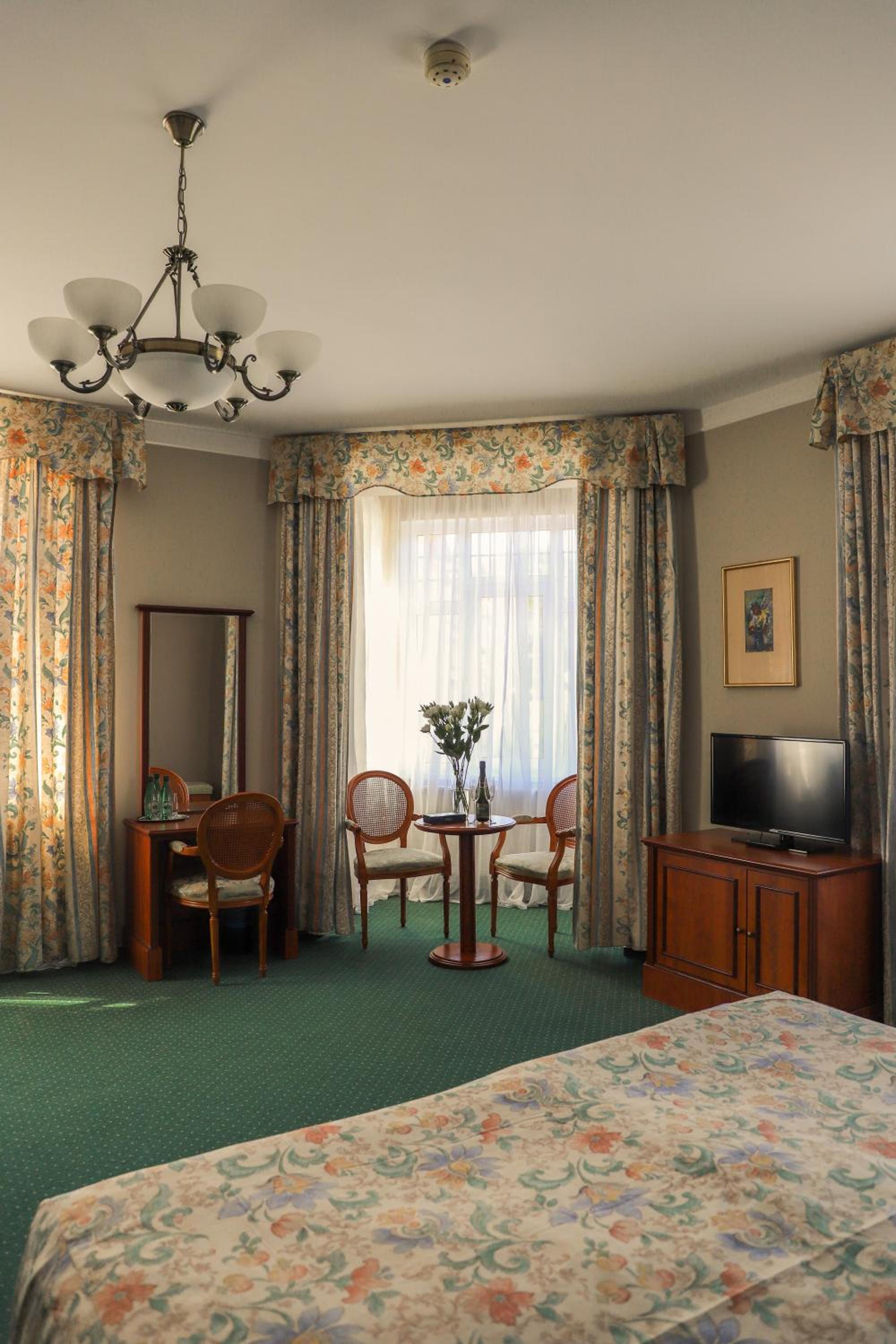 Deluxe Double Room with Bath thumbnail 6