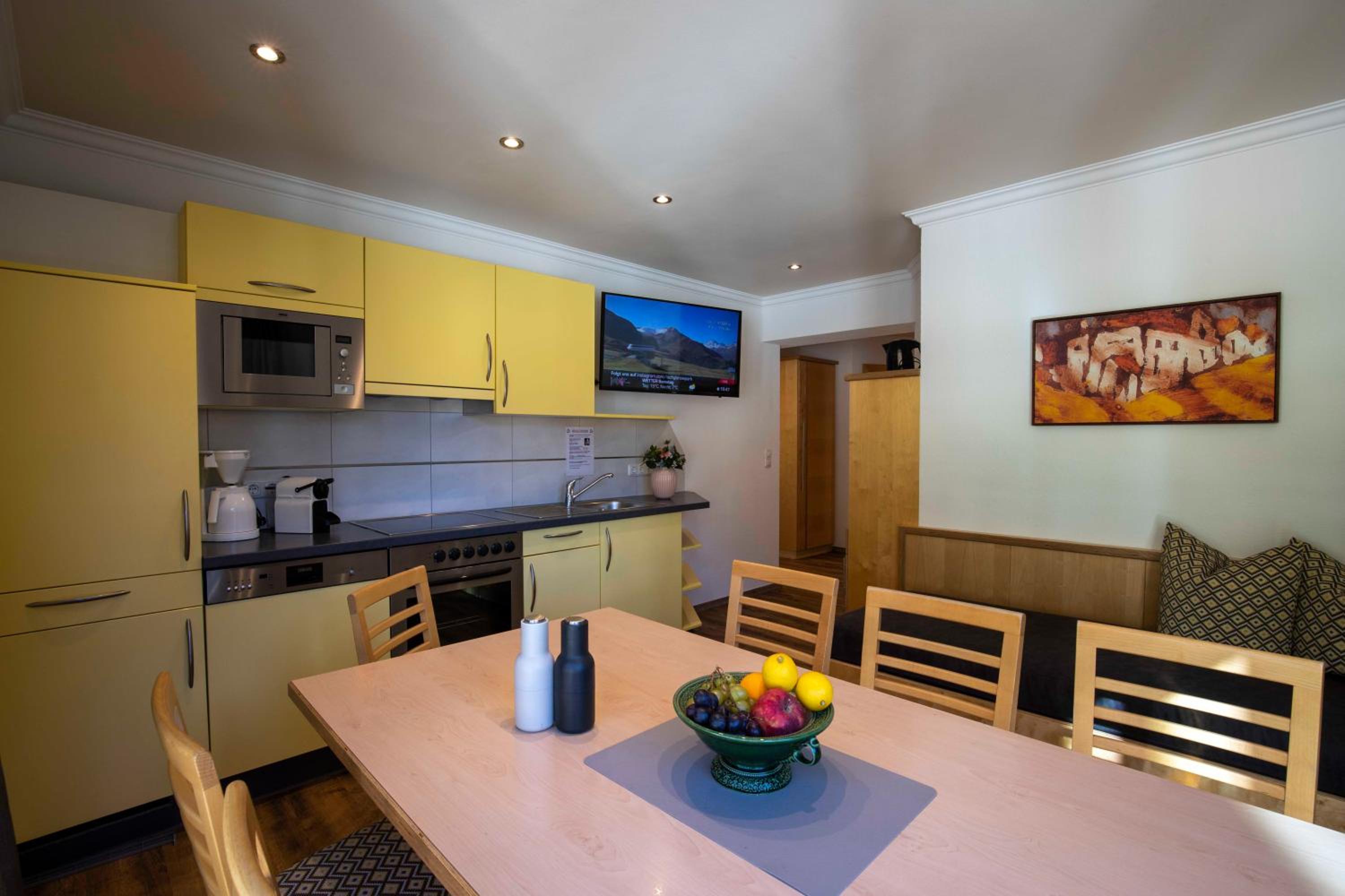 Comfort Three-Bedroom Apartment with Balcony photo 2
