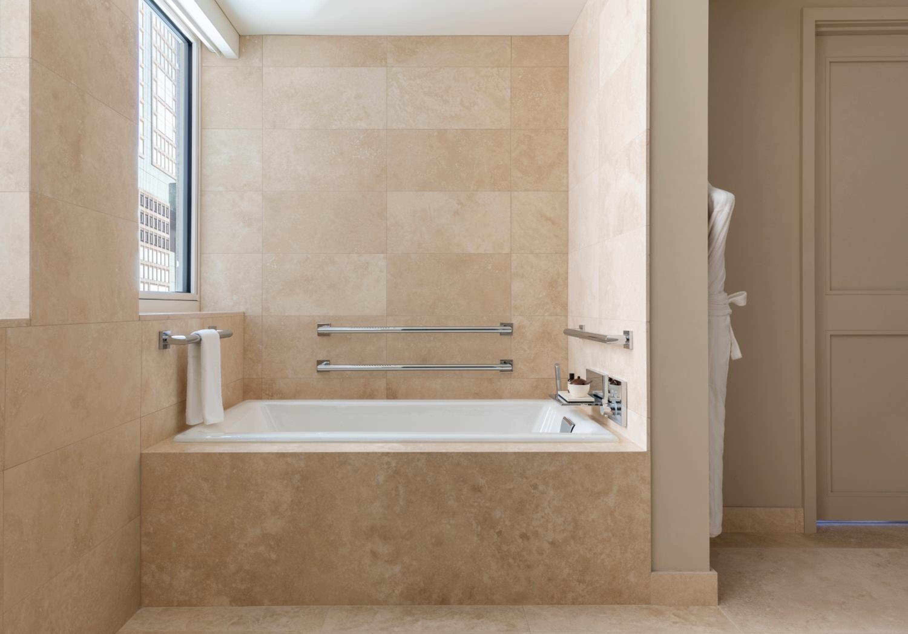 King Room with Accessible Shower and Tub - Photo 2