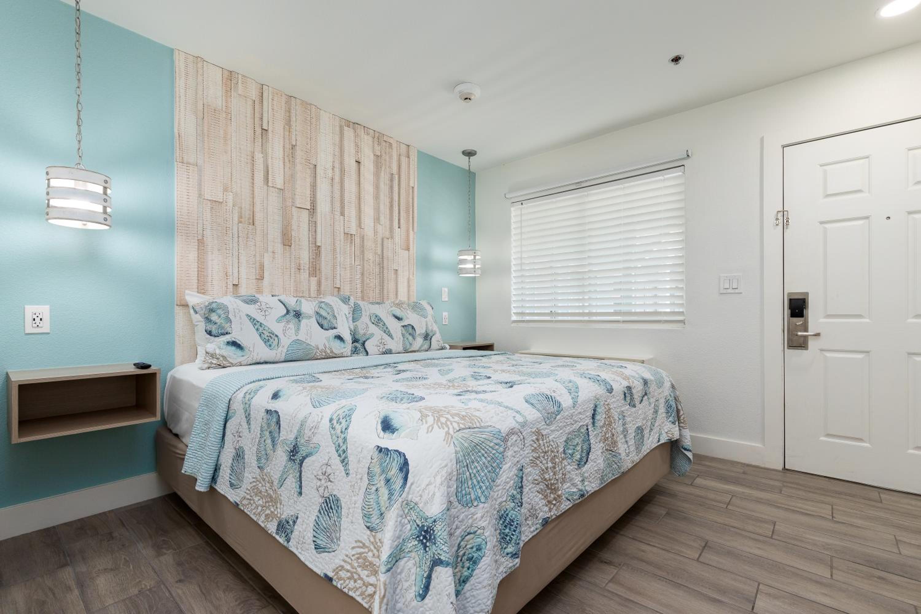 Standard King Room photo 1