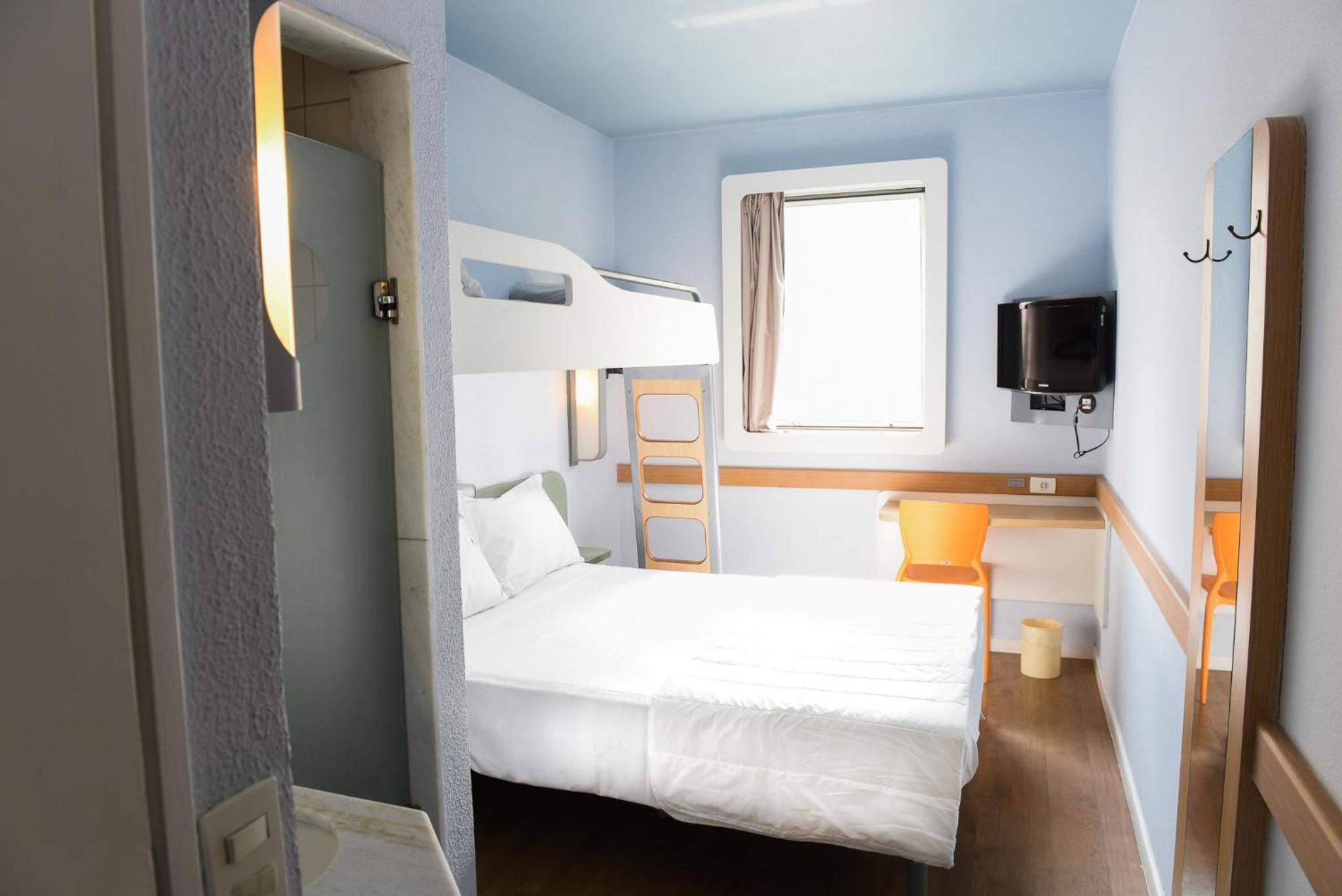 Standard Room with Double Bed and Bunk Bed photo 2