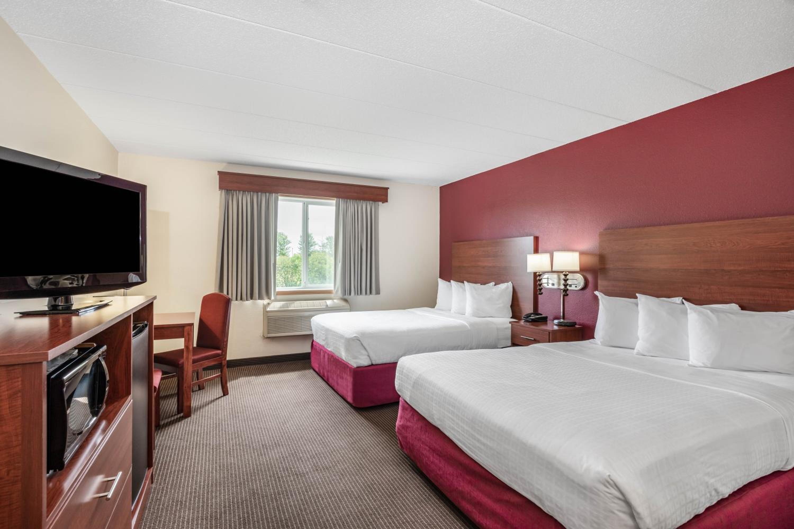 Queen Room with Two Queen Beds - Photo 4