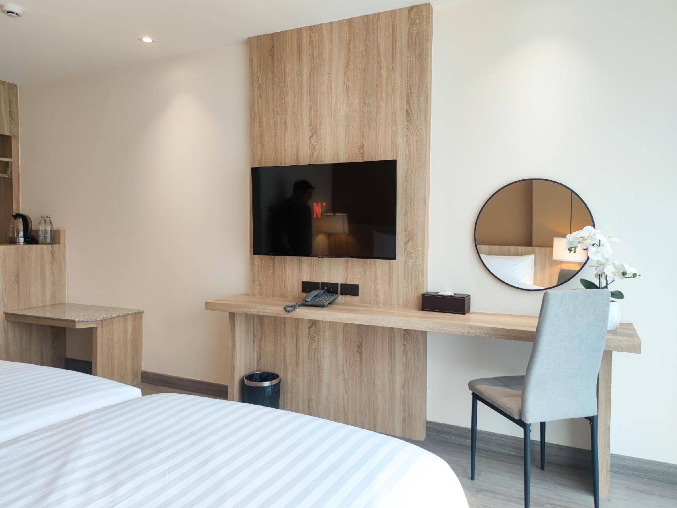 Superior King Bed - Photo 6