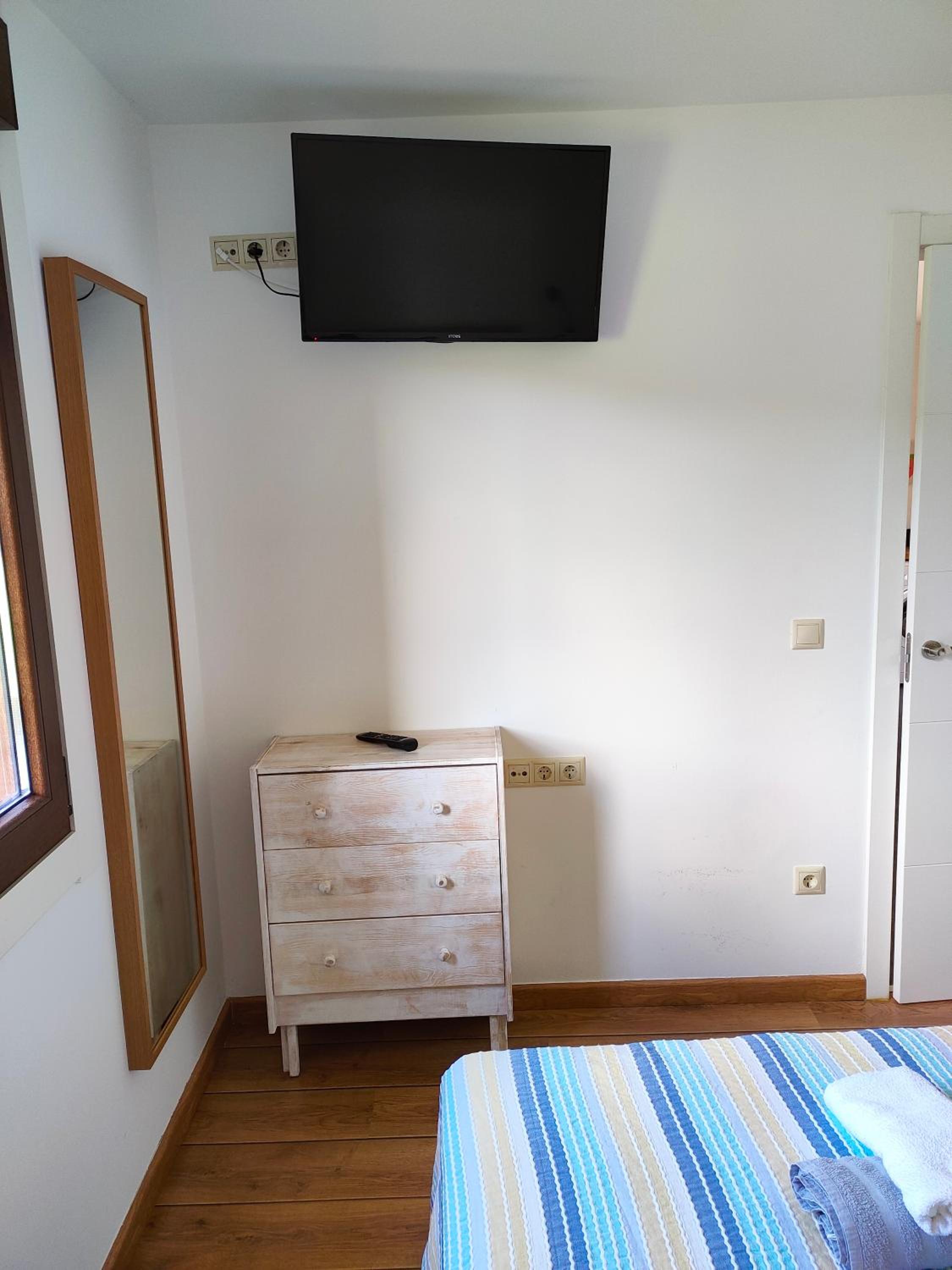 Three-Bedroom Townhouse - Photo 7