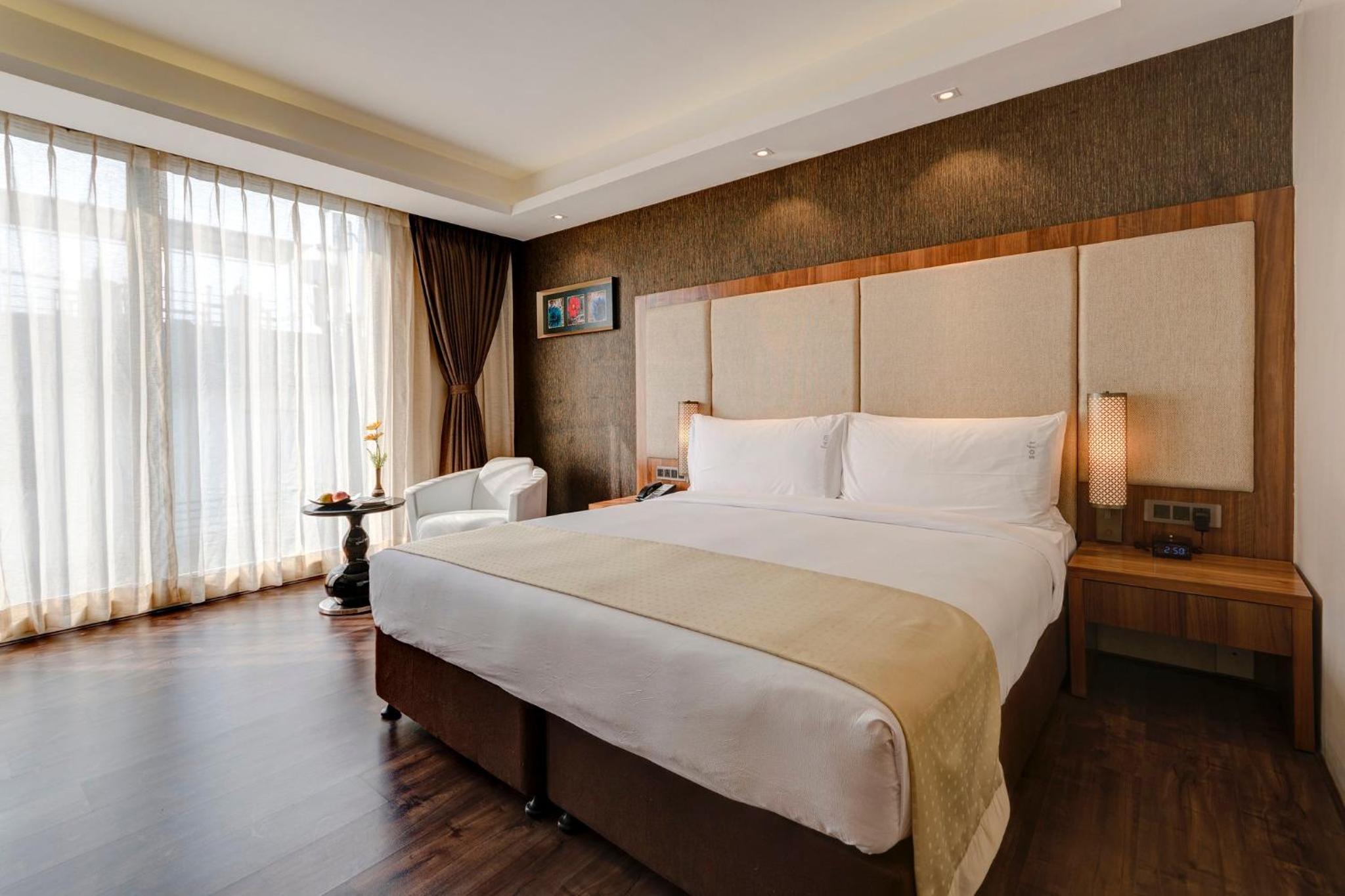 Standard Room - Smoking - Enjoy 20% savings on Food & Beverages (soft), Happy Hours: Buy 1 Get 1 on IMFL (4:00 PM – 8:00 PM), Complimentary snacks with select liquor packages, Beer buckets starting from just ₹599, Special pricing on liquor bottles photo 2