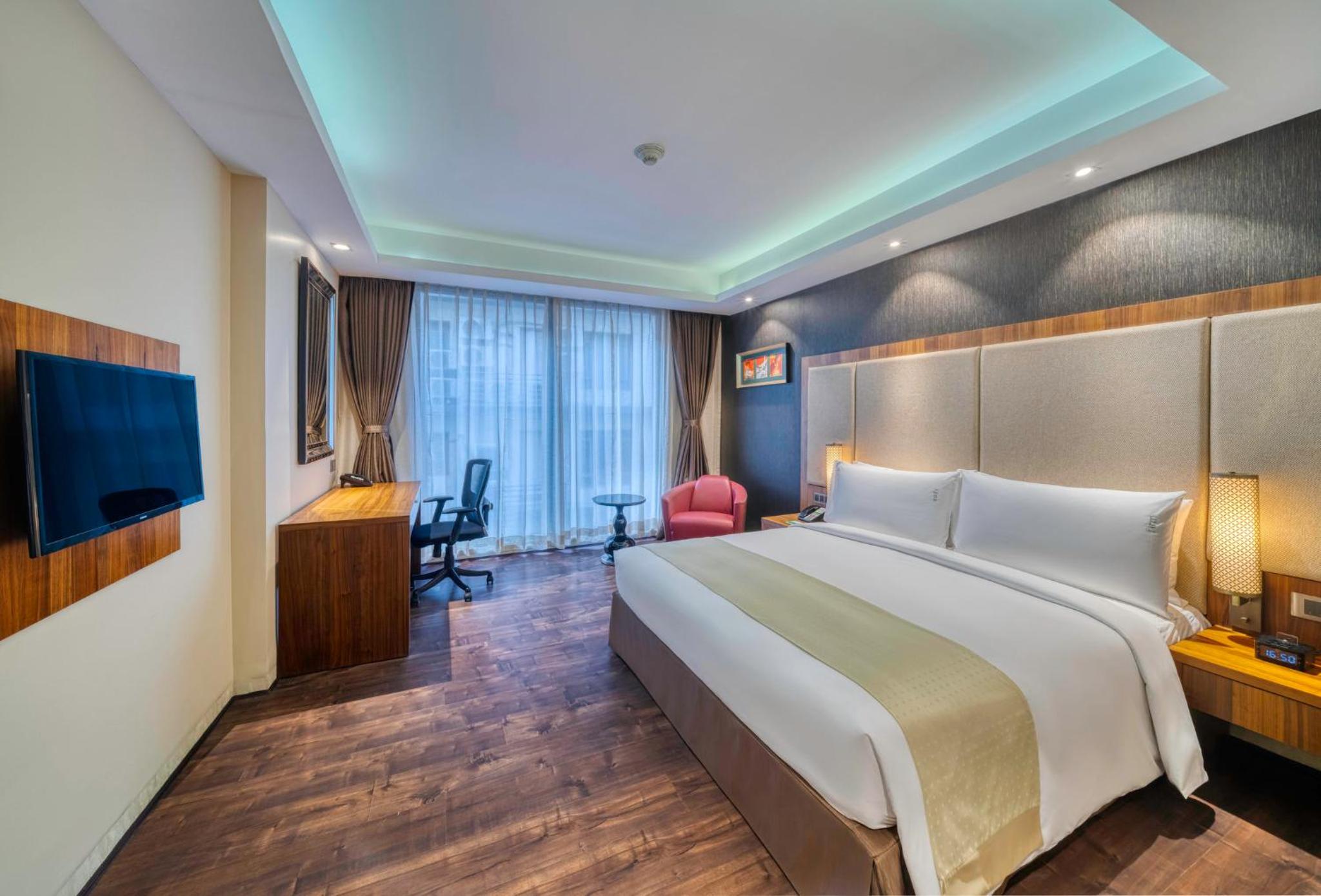 Standard King Room - Smoking - Enjoy 20% savings on Food & Beverages (soft), Happy Hours: Buy 1 Get 1 on IMFL (4:00 PM – 8:00 PM), Complimentary snacks with select liquor packages, Beer buckets starting from just ₹599, Special pricing on liquor bottles photo 3