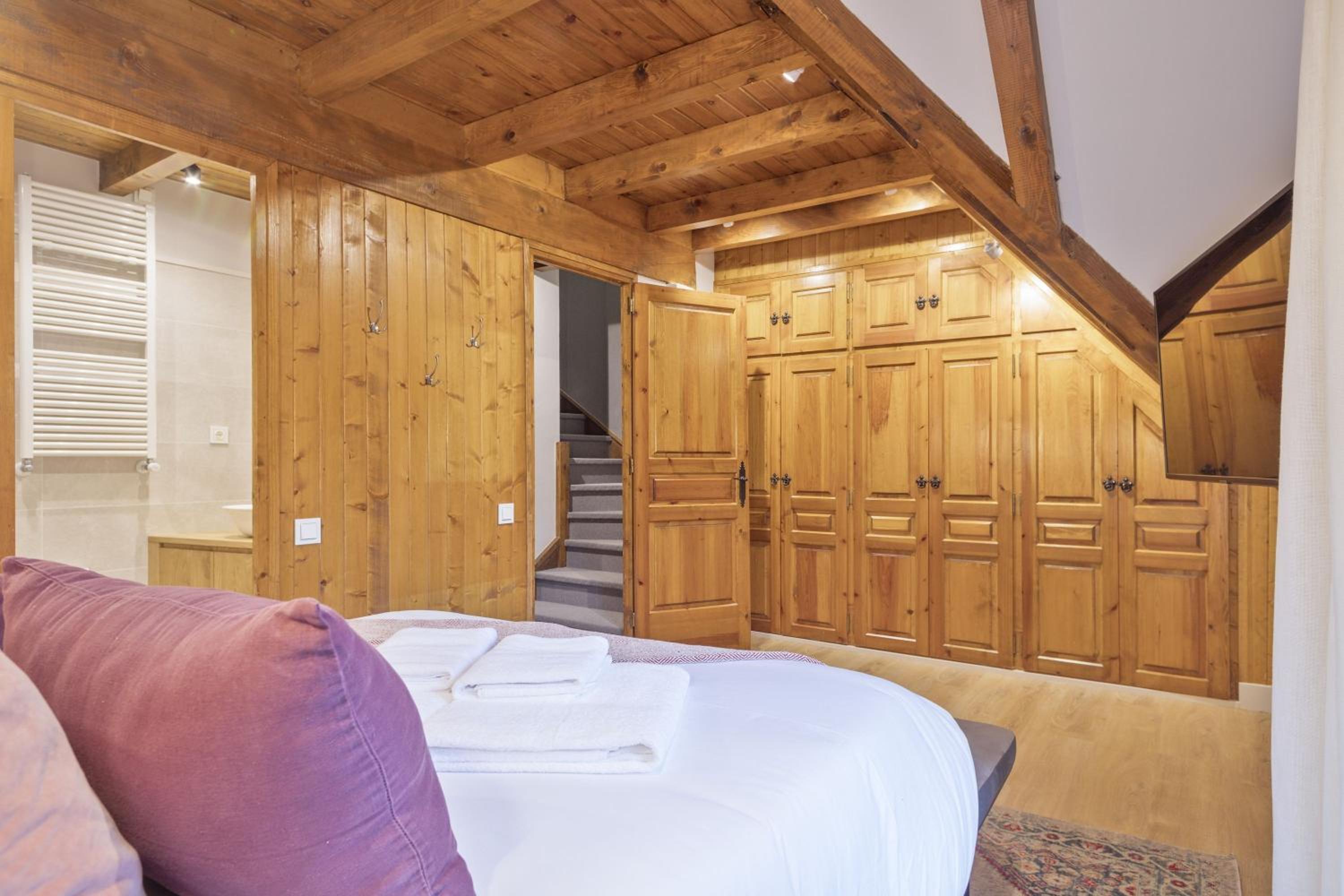 Four-Bedroom House - Photo 15